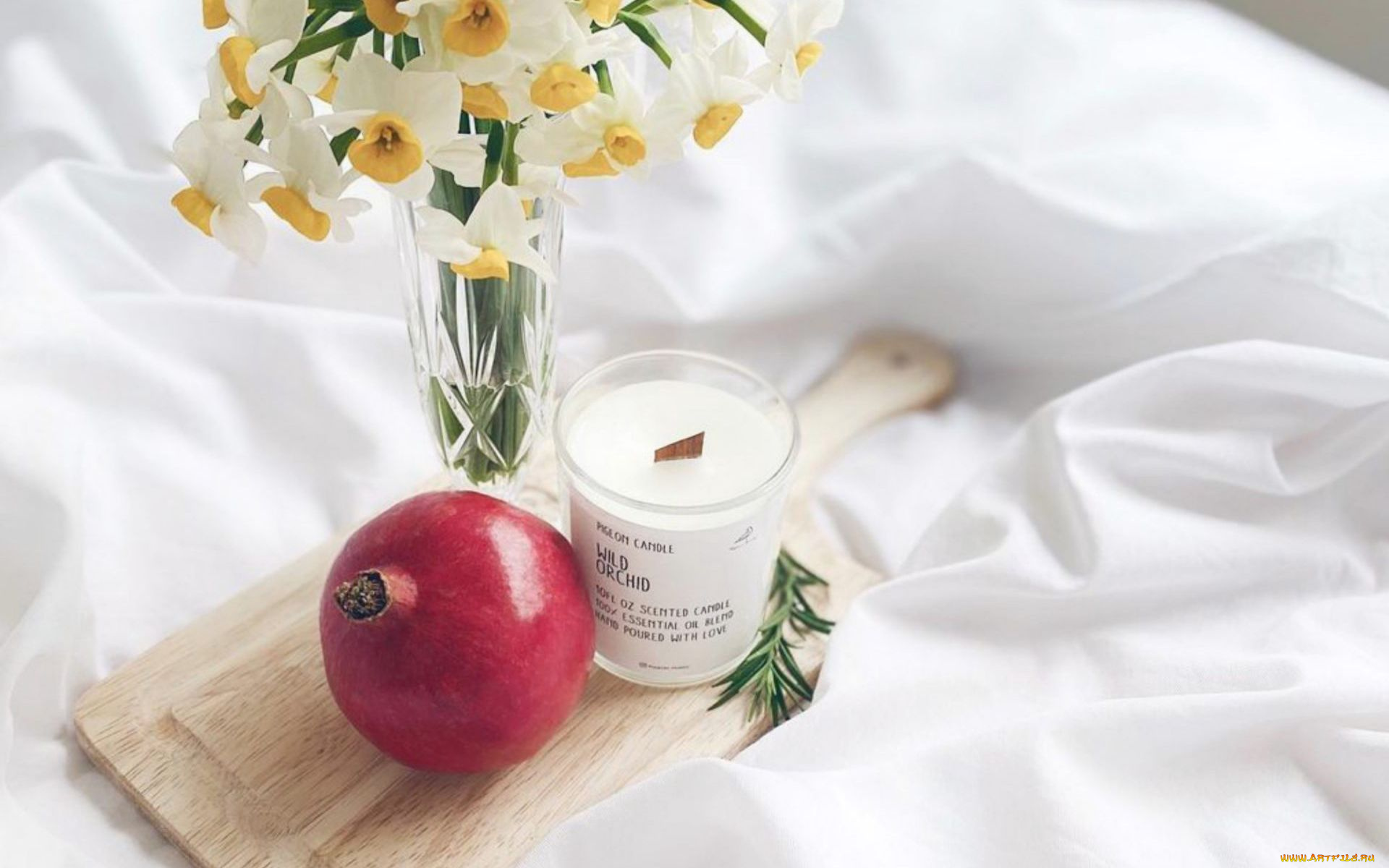 еда, гранат, свеча, букет, нарциссы