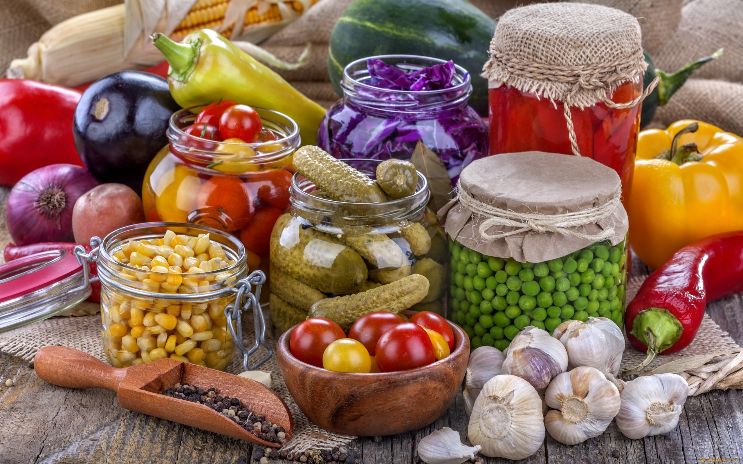 еда, консервация, чеснок, горошек, кукуруза, огурцы, помидоры