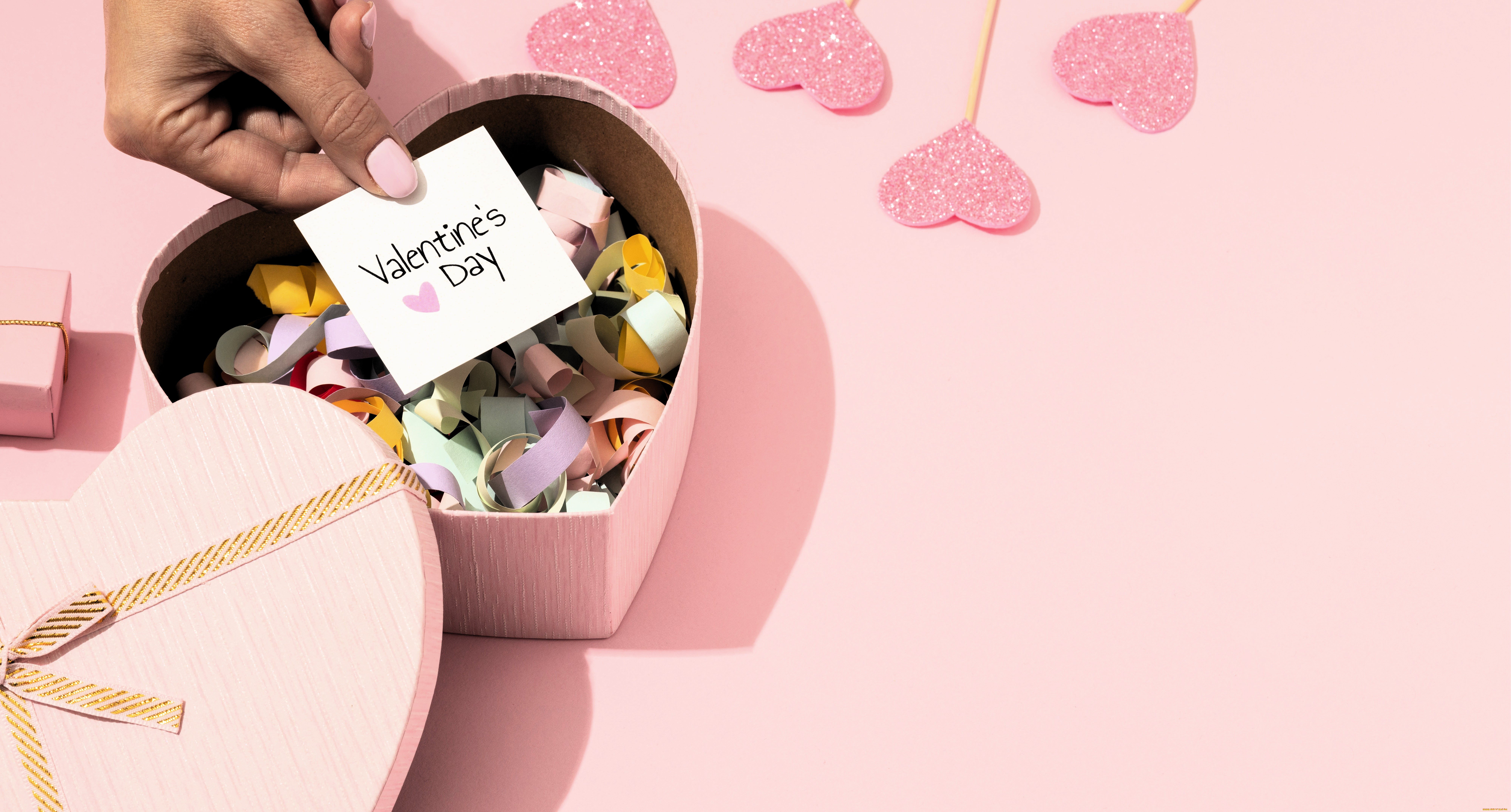 праздничные, день, святого, валентина, , сердечки, , любовь, рука, карточка, коробка, ленты, сердечки