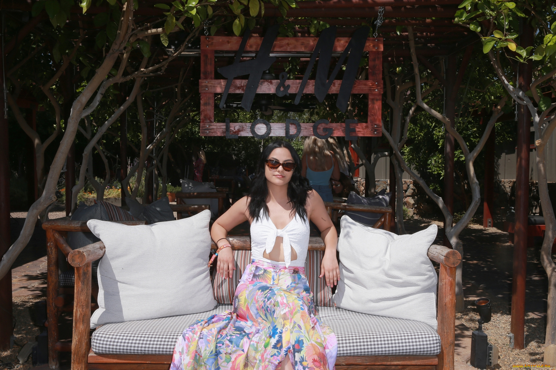 девушки, camila, mendes, топ, диван, подушки, очки, юбка, брюнетка