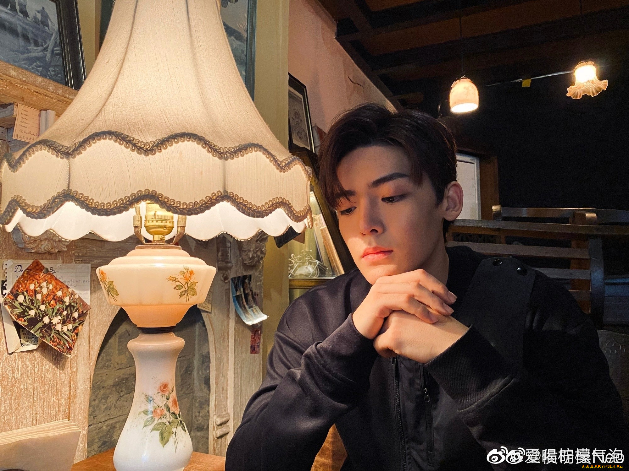 мужчины, hou, ming, hao, актер, рубашка, торшер, стол