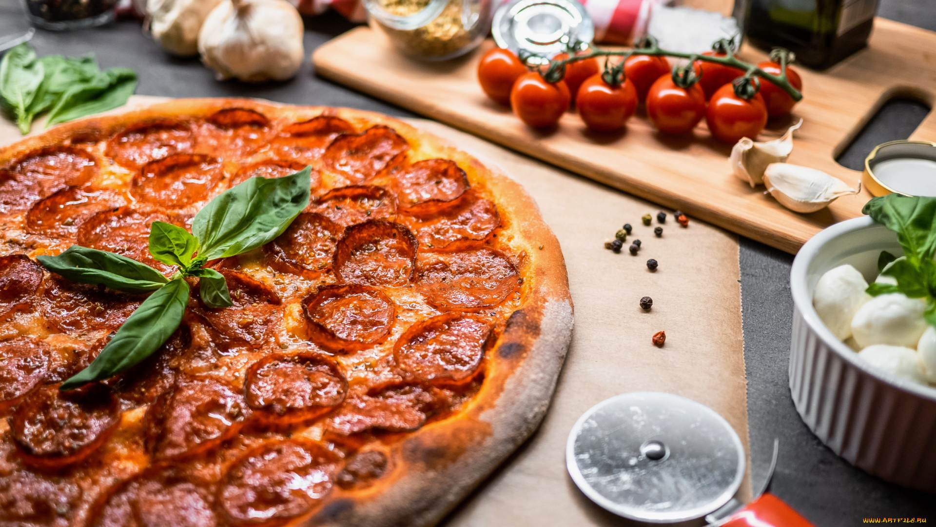 еда, пицца, базилик, помидоры, колбаса, сыр