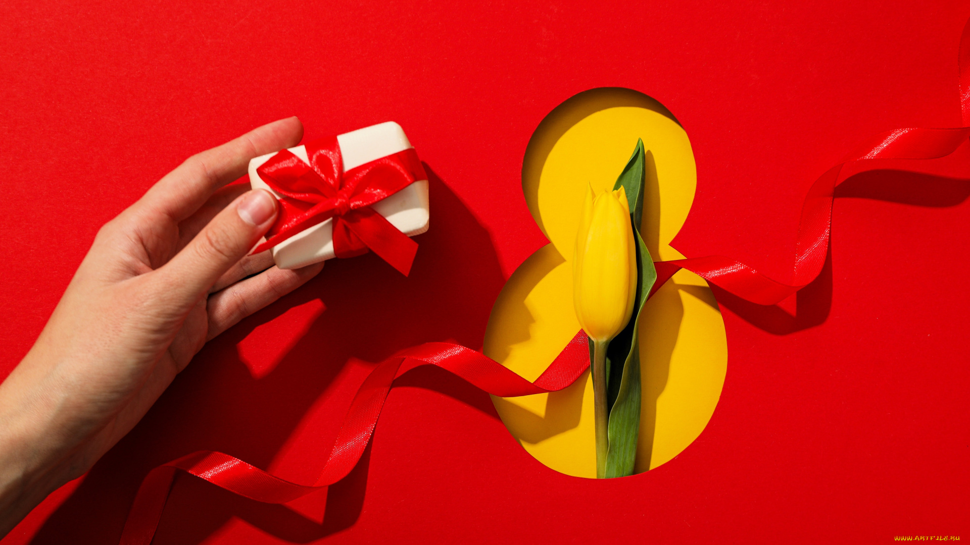 праздничные, международный, женский, день, -, 8, марта, рука, подарок, цифра, лента, тюльпан