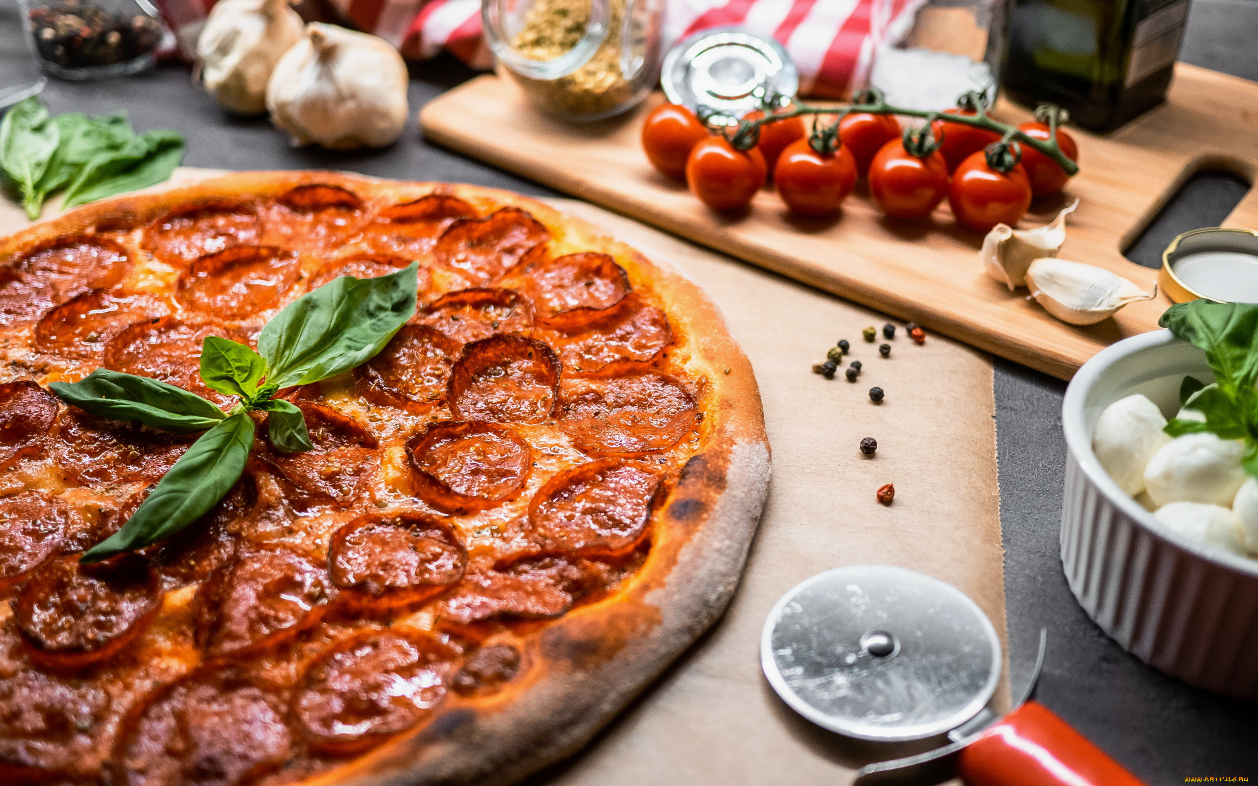 еда, пицца, базилик, помидоры, колбаса, сыр