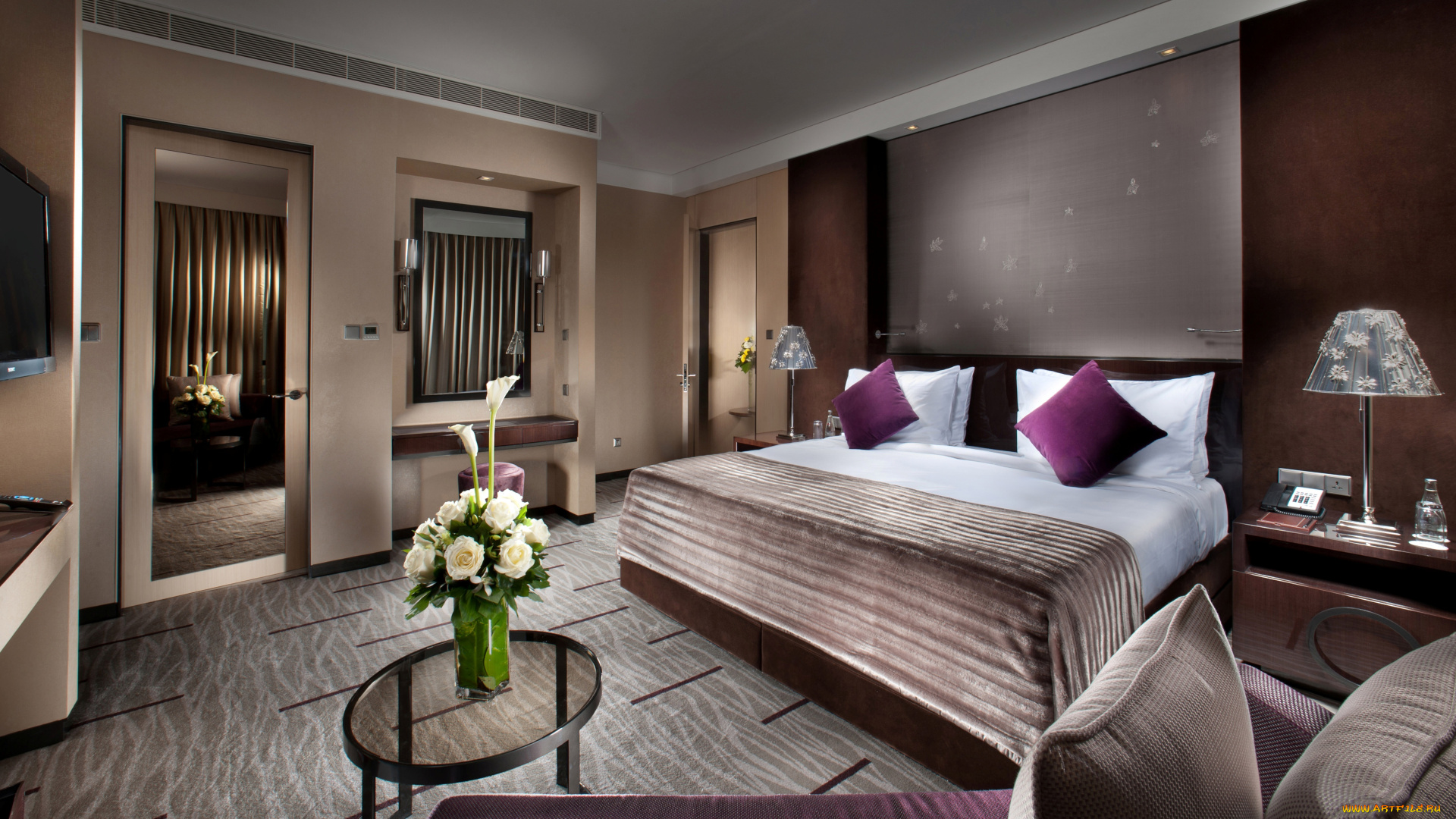 интерьер, спальня, подушки, розы, цветы, зеркало, кровать, столик, тумбочки, светильники, комната