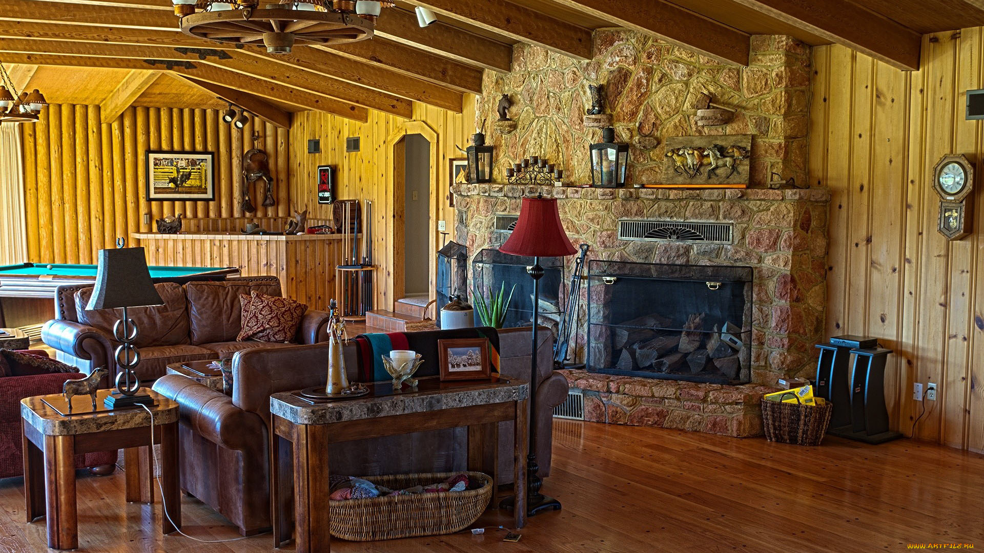 интерьер, гостиная, камин, диван, люстра