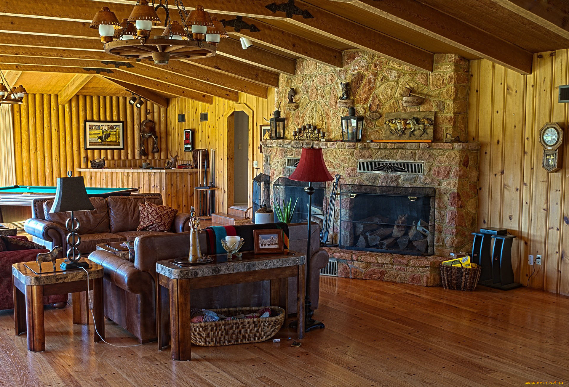 интерьер, гостиная, камин, диван, люстра