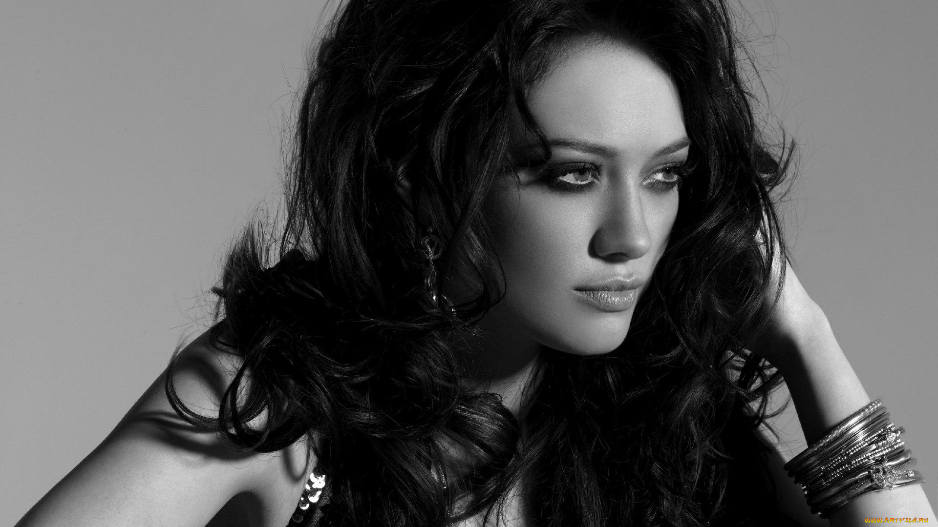 девушки, hilary, duff, черно-белая, хилари, дафф, серьги, брюнетка, актриса, взгляд, браслеты