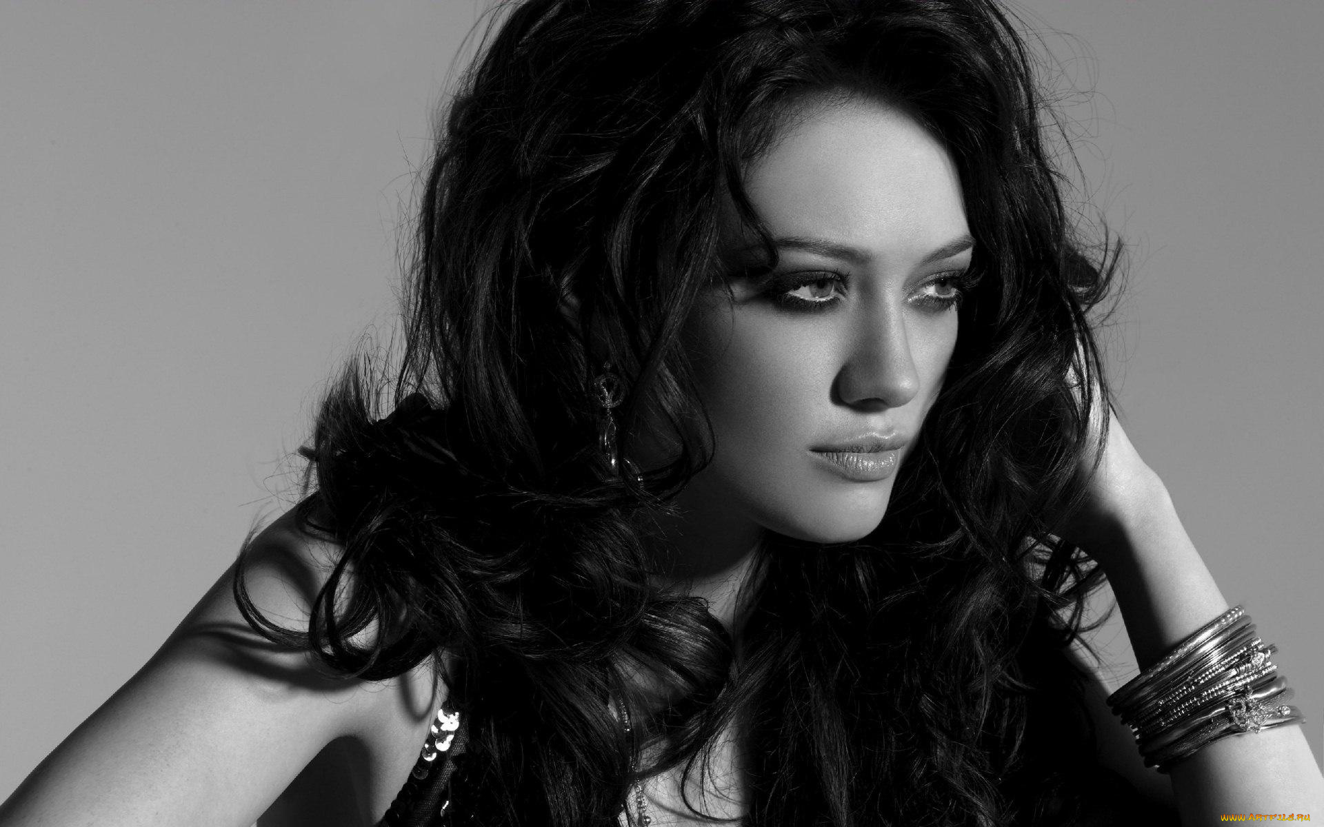девушки, hilary, duff, черно-белая, хилари, дафф, серьги, брюнетка, актриса, взгляд, браслеты