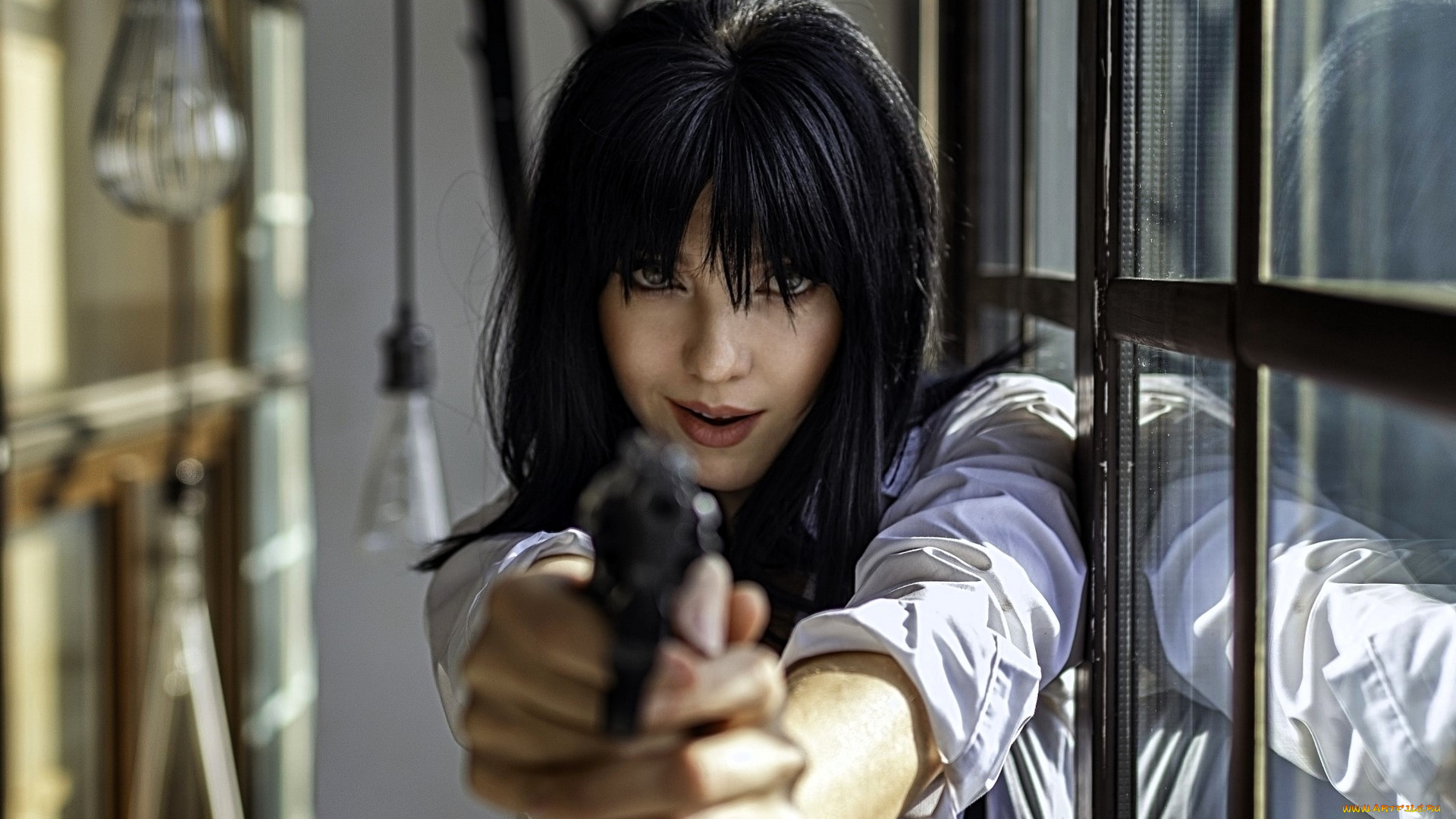 девушки, -, девушки, с, оружием, лицо, рубашка, брюнетка, пистолет, окно