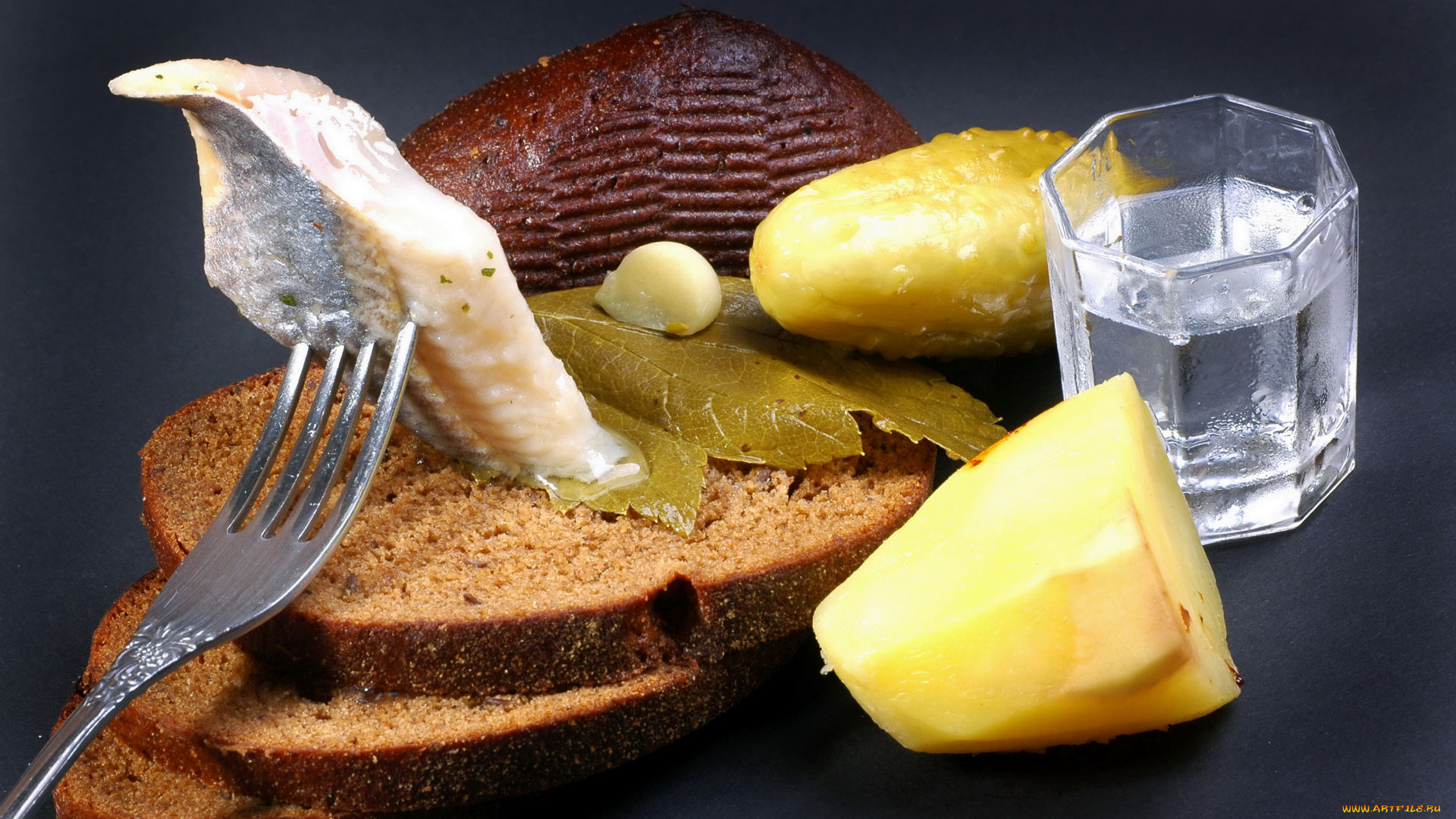 еда, натюрморт, хлеб, рюмка, селедка, огурец, рыба, чёрный, маринованный, напиток, вилка, стопка, водка, сельдь, картофель