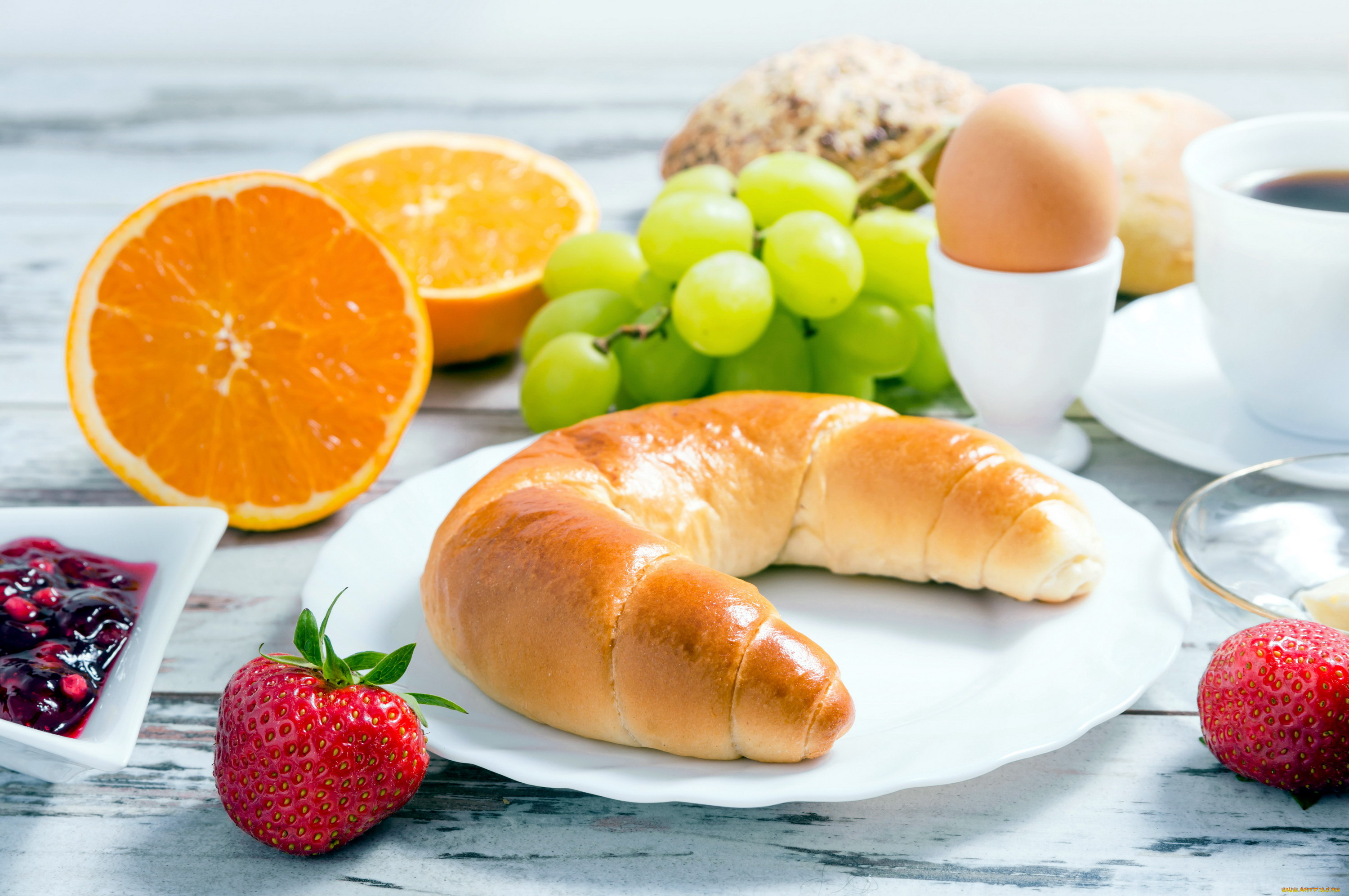 еда, разное, рогалик, апельсин, яйцо, виноград, клубника