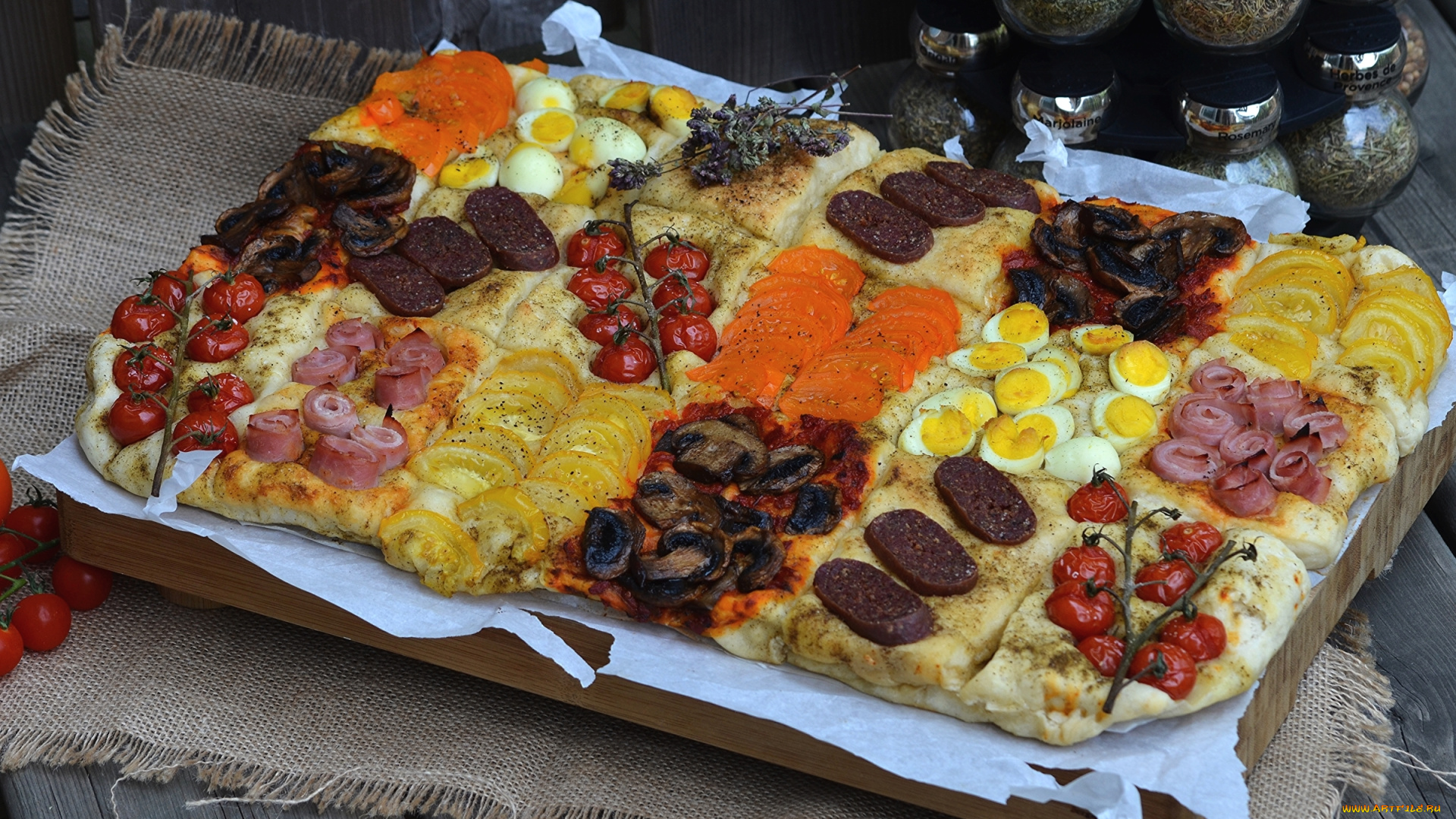 еда, пицца, фокача, выпечка, начинки, ветчина, колбаса, яйца, помидоры, специи, ассорти, томаты