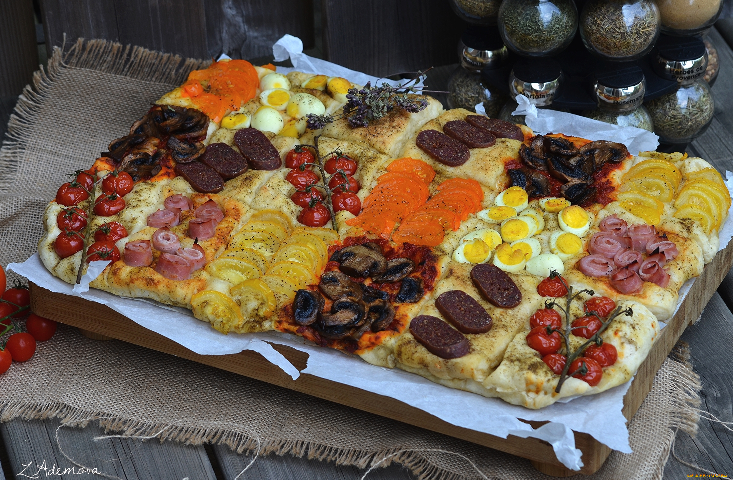 еда, пицца, фокача, выпечка, начинки, ветчина, колбаса, яйца, помидоры, специи, ассорти, томаты