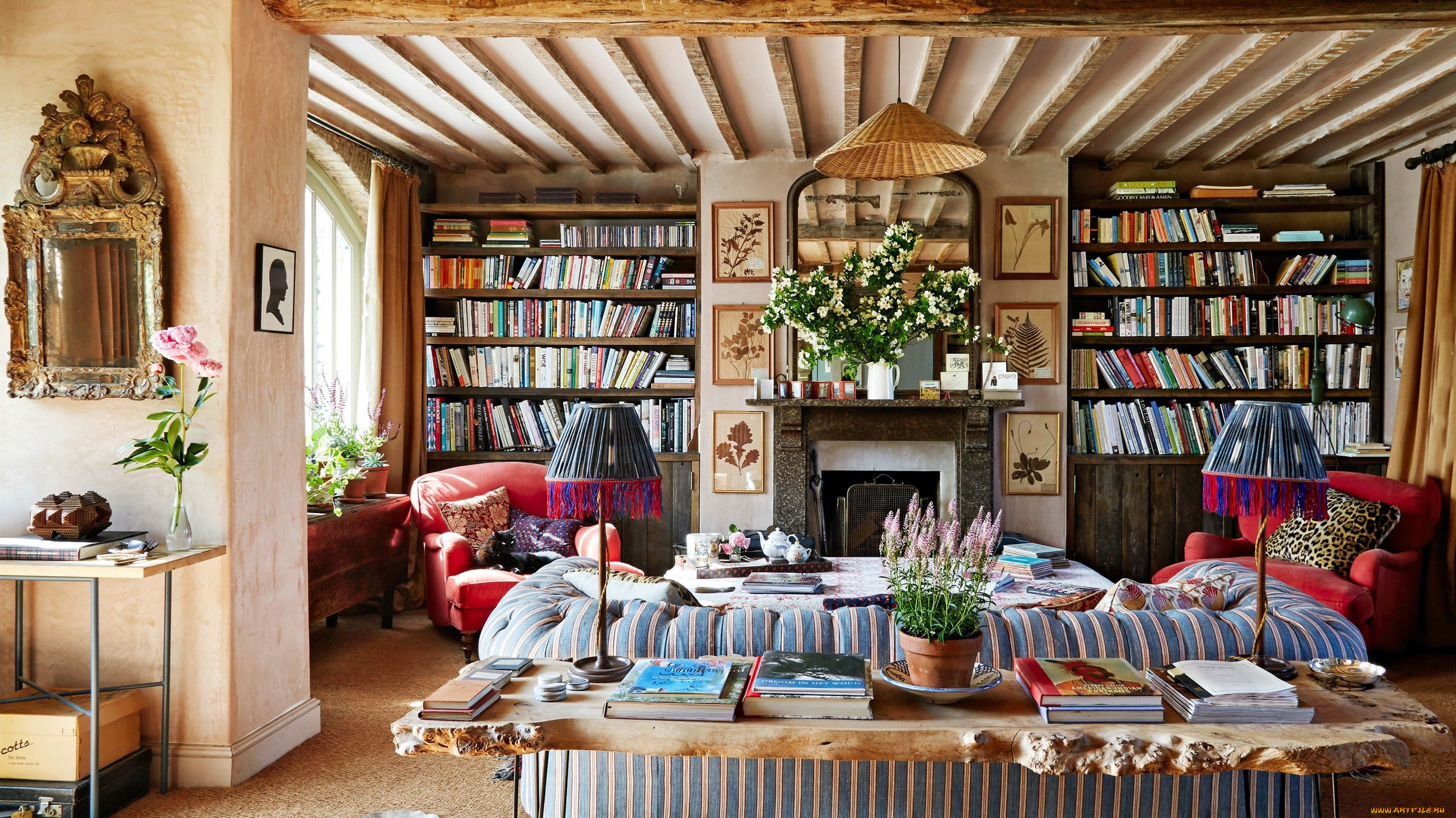 интерьер, гостиная, полки, книжные, камин, диван
