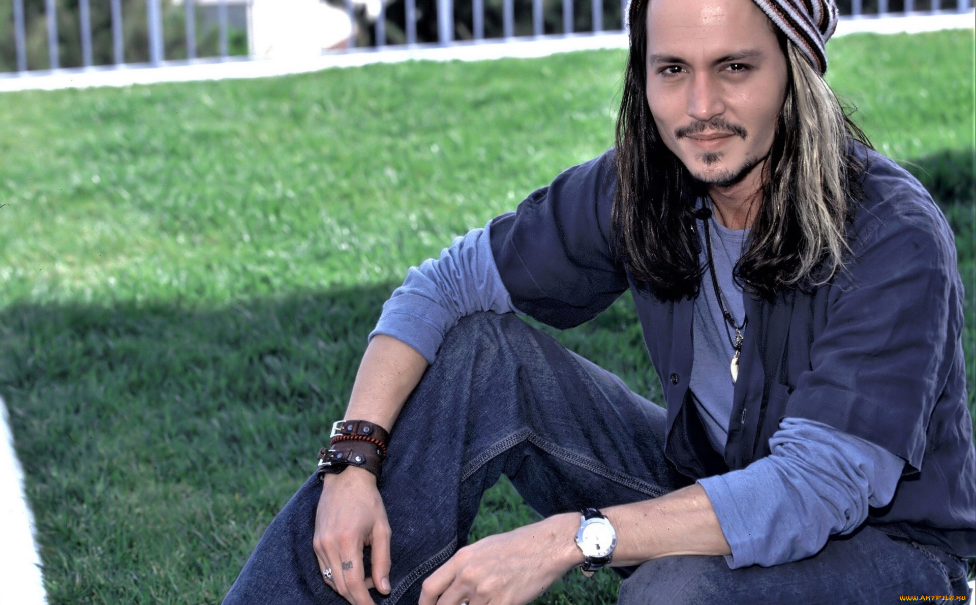 мужчины, johnny, depp, актер, шапка, рубашка, джинсы, лужайка
