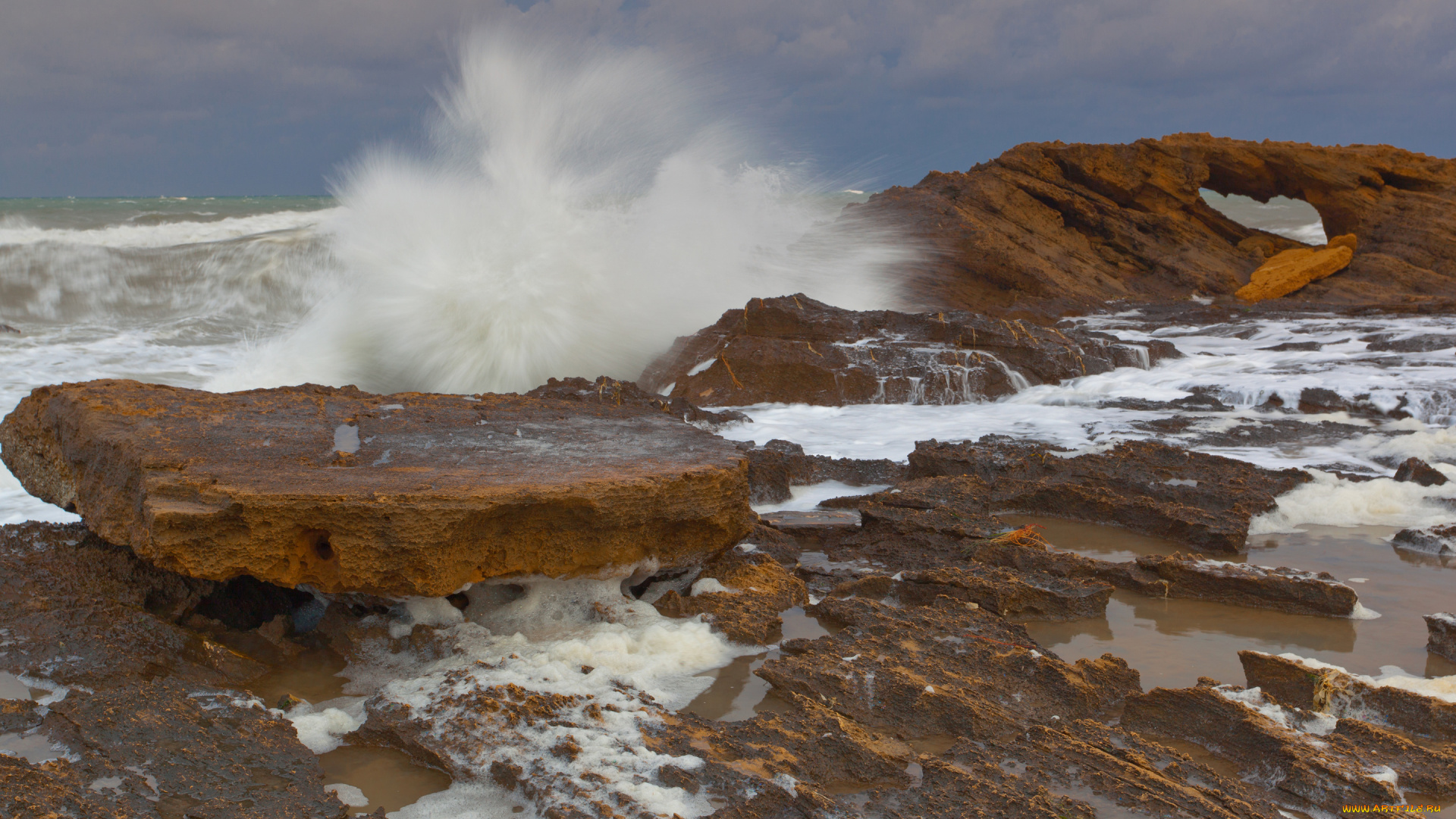 природа, побережье, небо, облака, море, шторм, брызги, скалы, камни