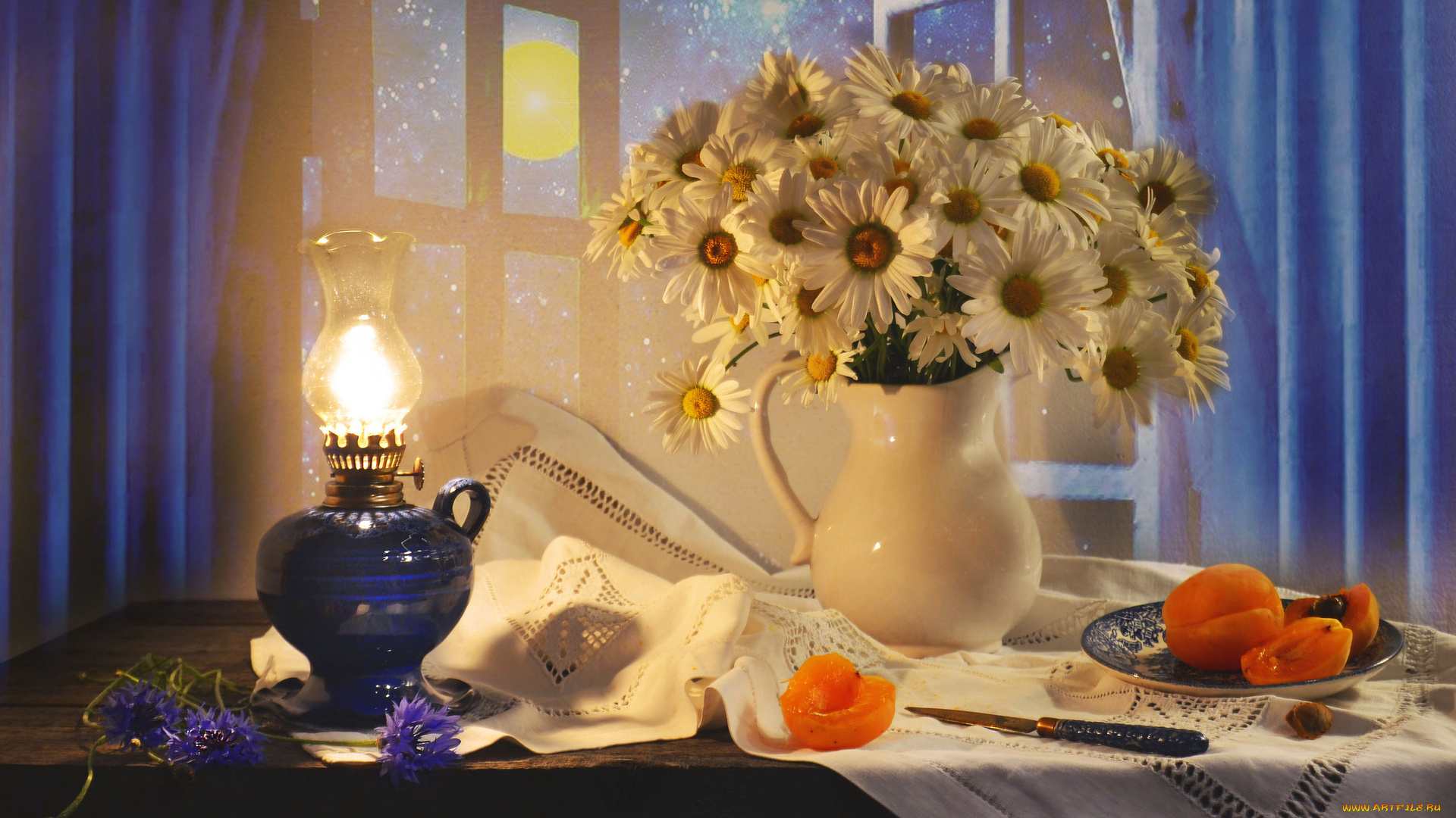еда, персики, , сливы, , абрикосы, нож, абрикосы, фрукты, тарелка, ромашки, цветы, кувшин, лампа, салфетка, столик, луна, ночь, занавески, окно