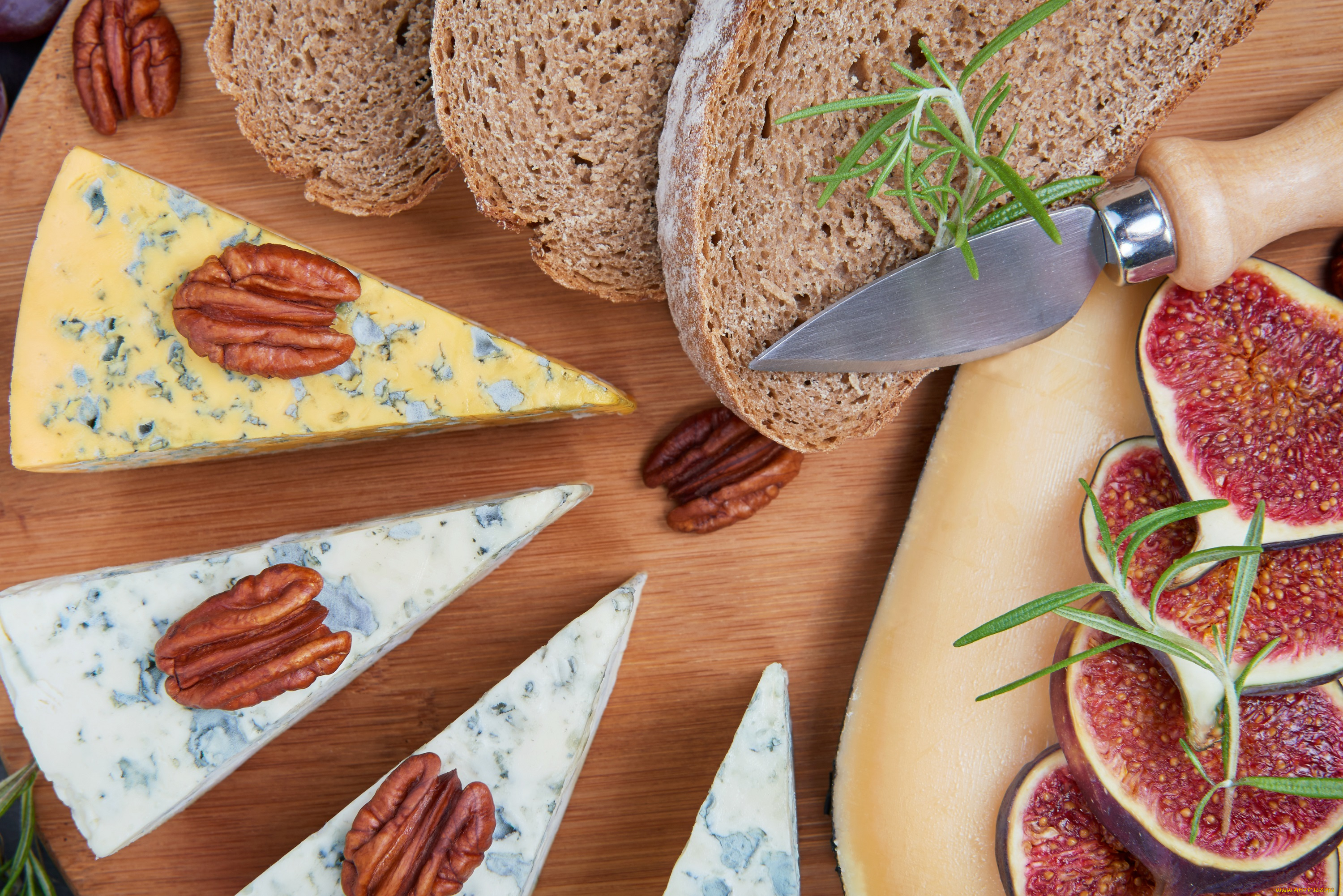 еда, сырные, изделия, хлеб, виноград, орехи, инжир, зелень, сыр
