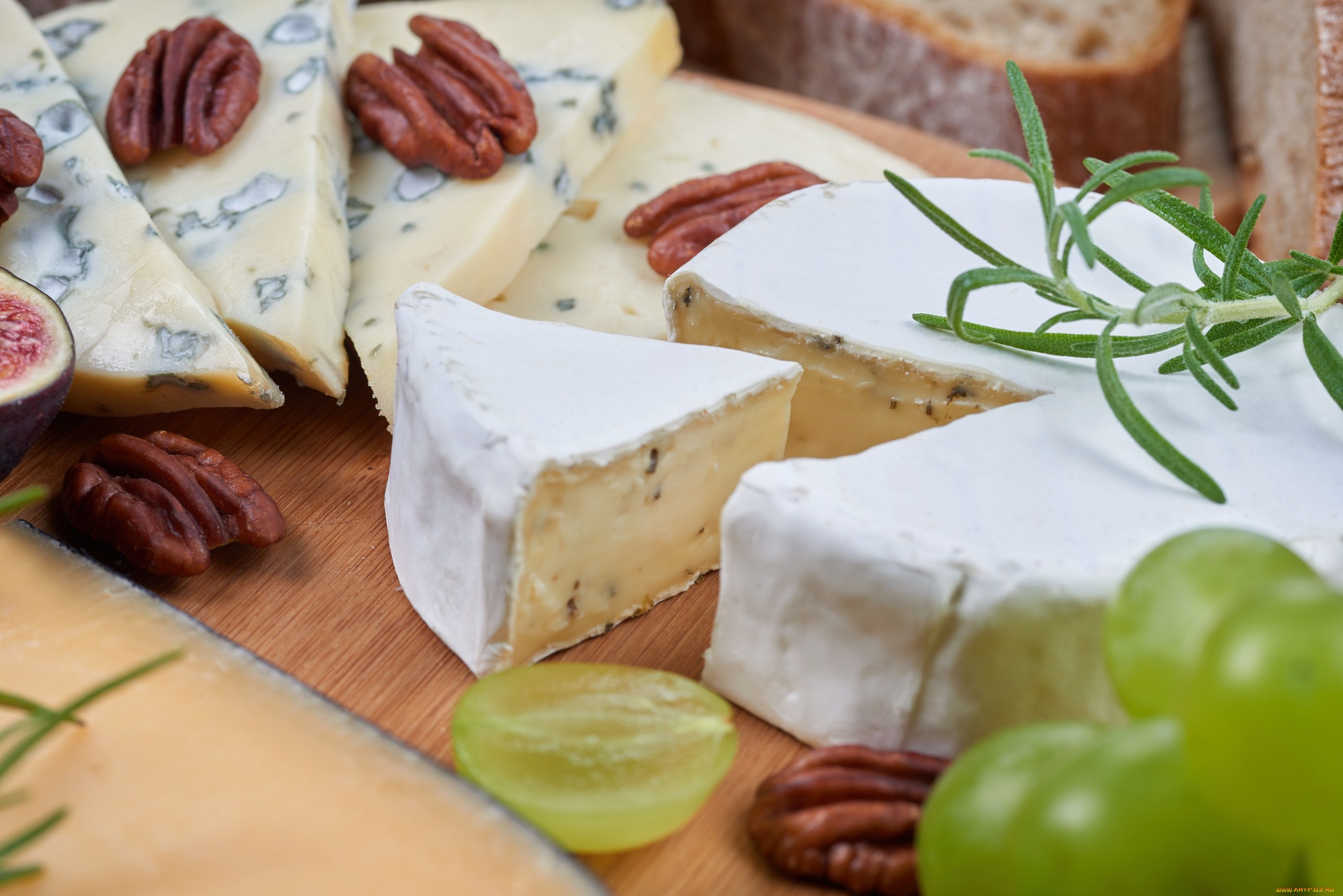 еда, сырные, изделия, хлеб, виноград, зелень, орехи, инжир, сыр