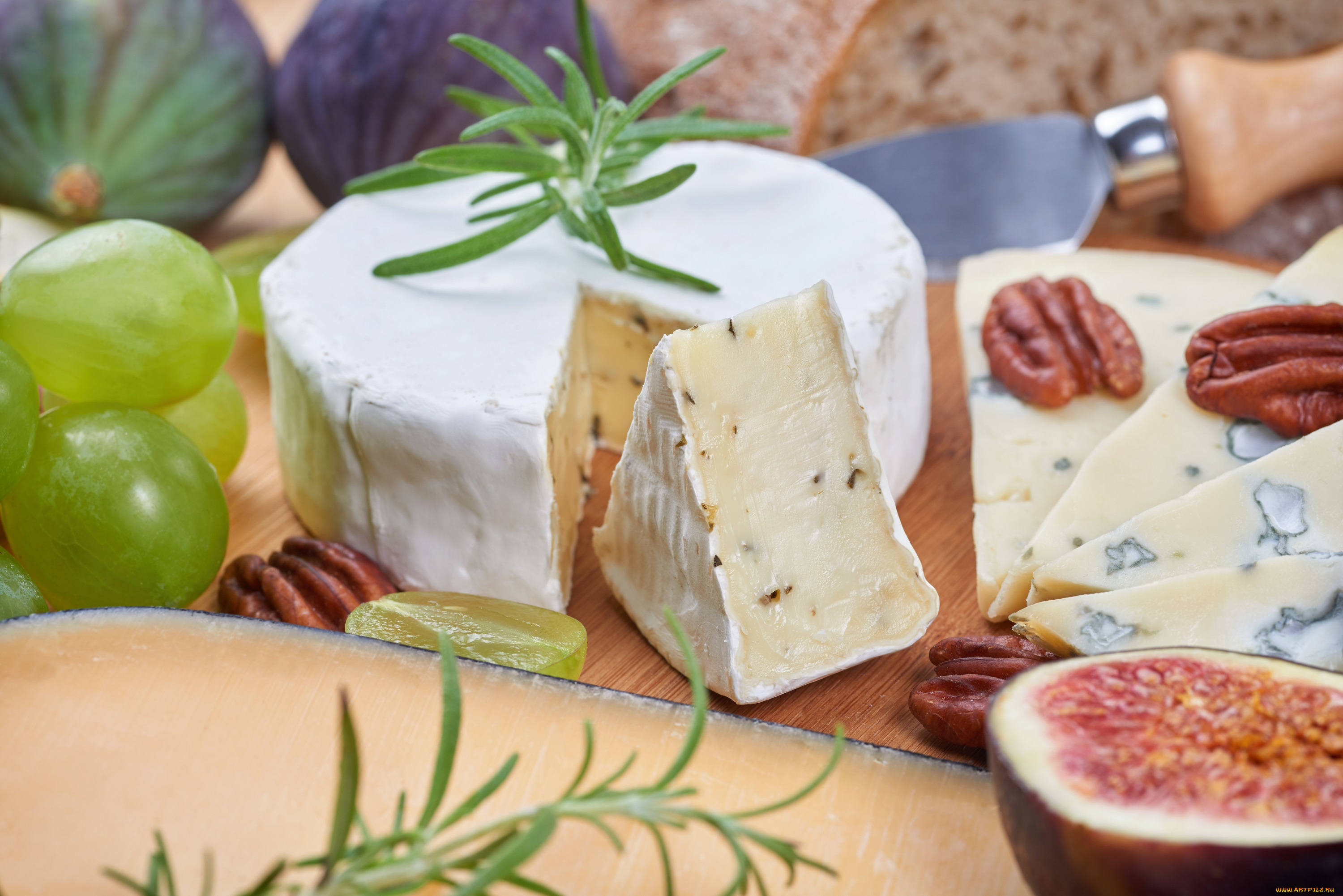 еда, сырные, изделия, зелень, хлеб, виноград, орехи, инжир, сыр