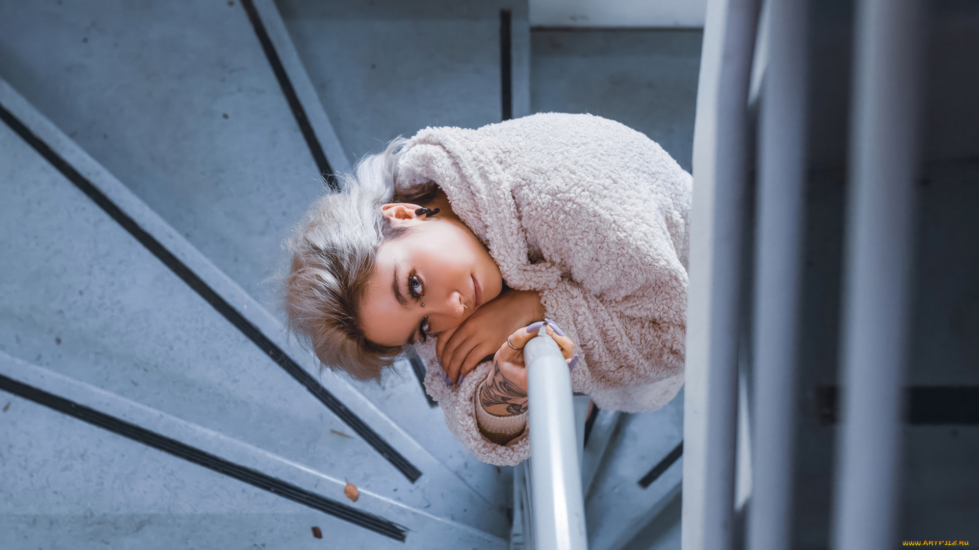 девушки, -, блондинки, , светловолосые, блондинка, халат, девушка, поза, пирсинг, лестница, взгляд