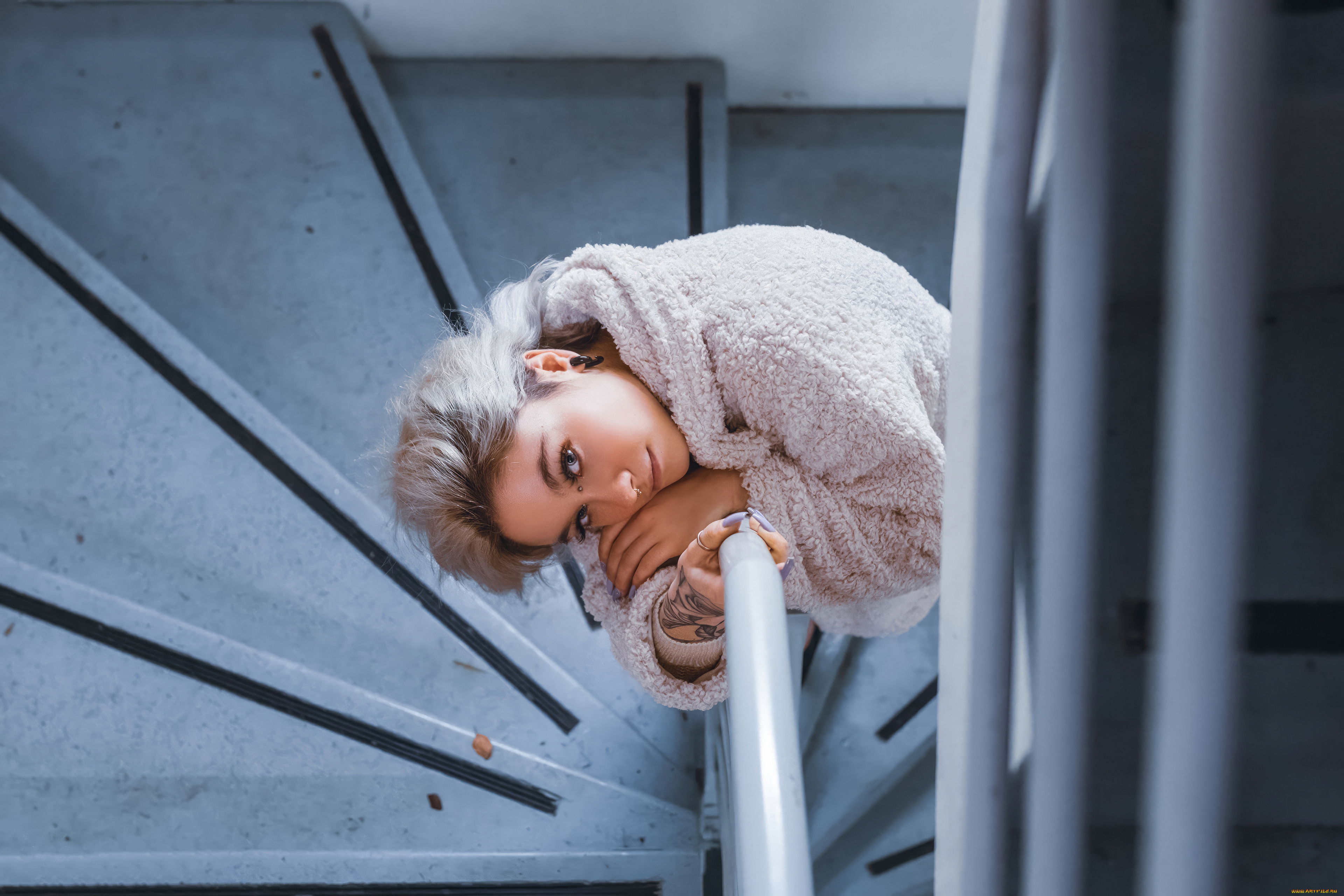 девушки, -, блондинки, , светловолосые, блондинка, халат, девушка, поза, пирсинг, лестница, взгляд