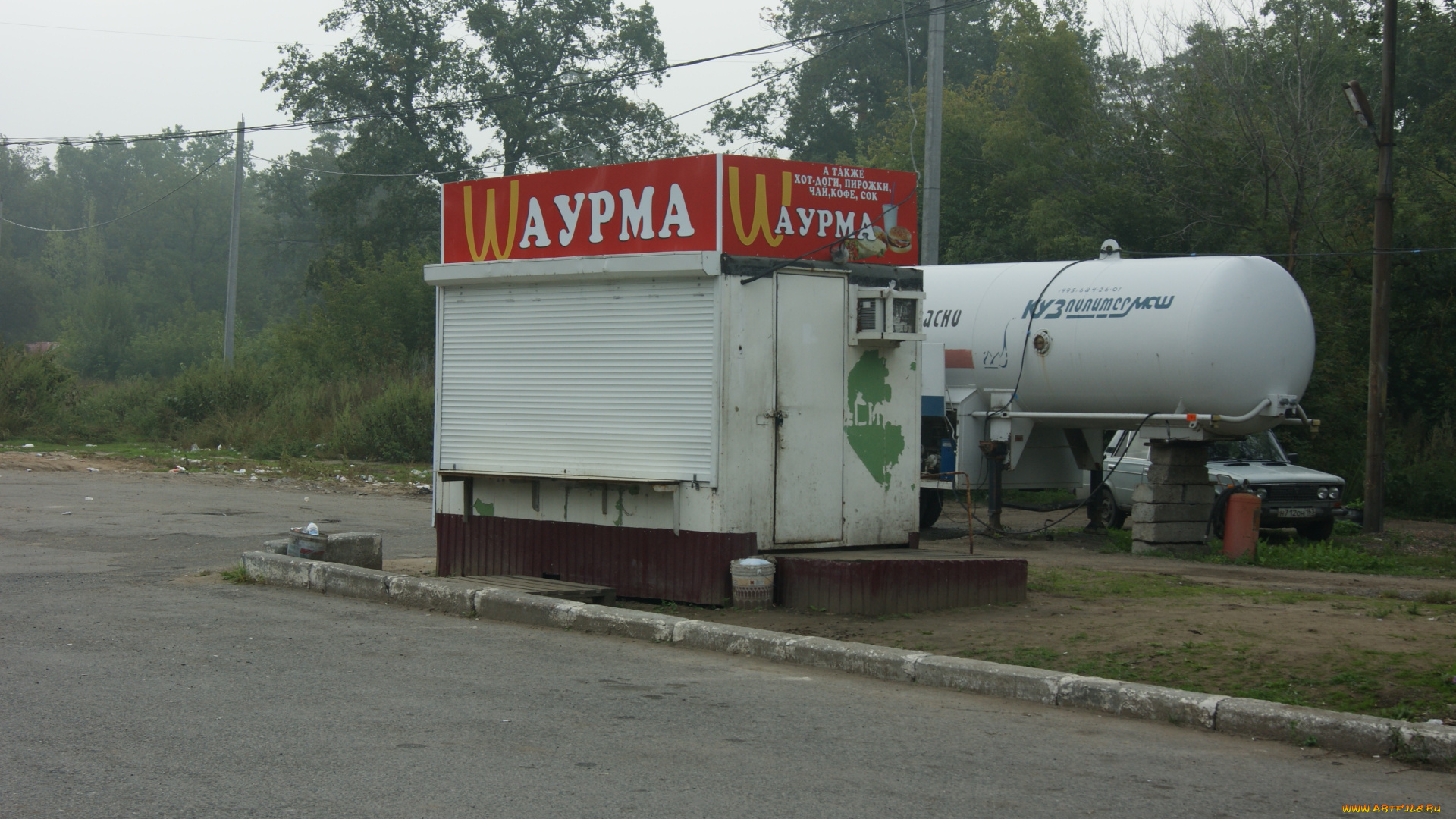 достойный, конкурент, макдоналдса, юмор, и, приколы, небо, столбы, деревья, автомобиль, цистерна, дорога, забегаловка