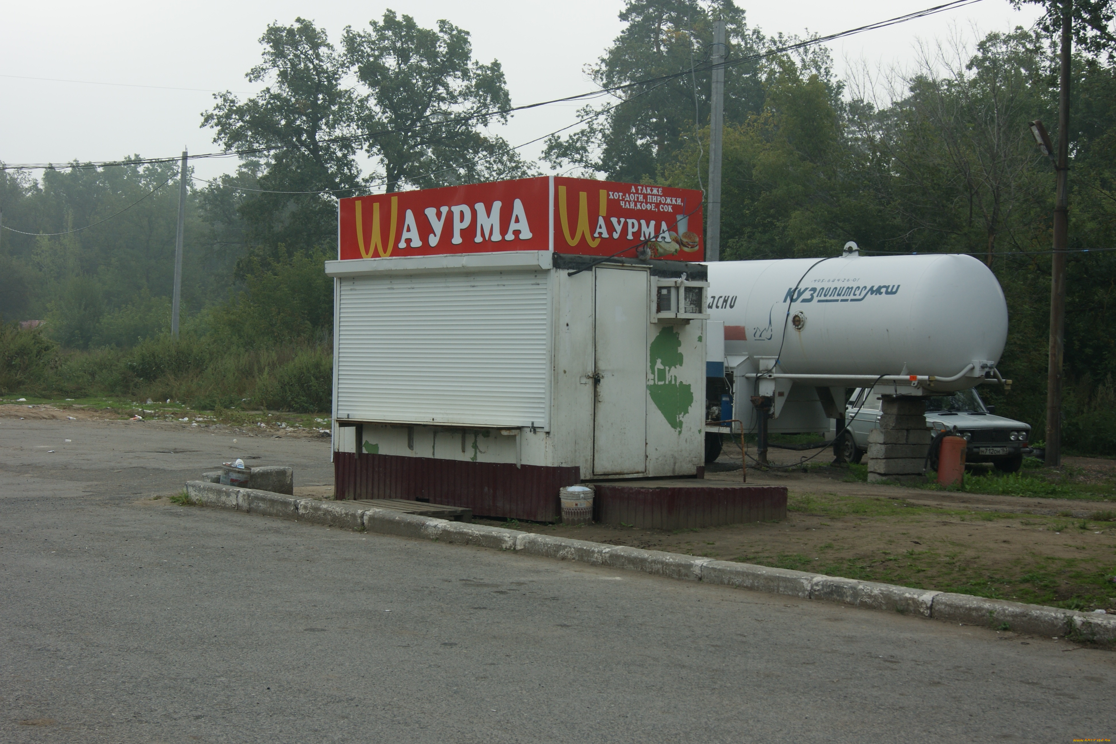 достойный, конкурент, макдоналдса, юмор, и, приколы, небо, столбы, деревья, автомобиль, цистерна, дорога, забегаловка