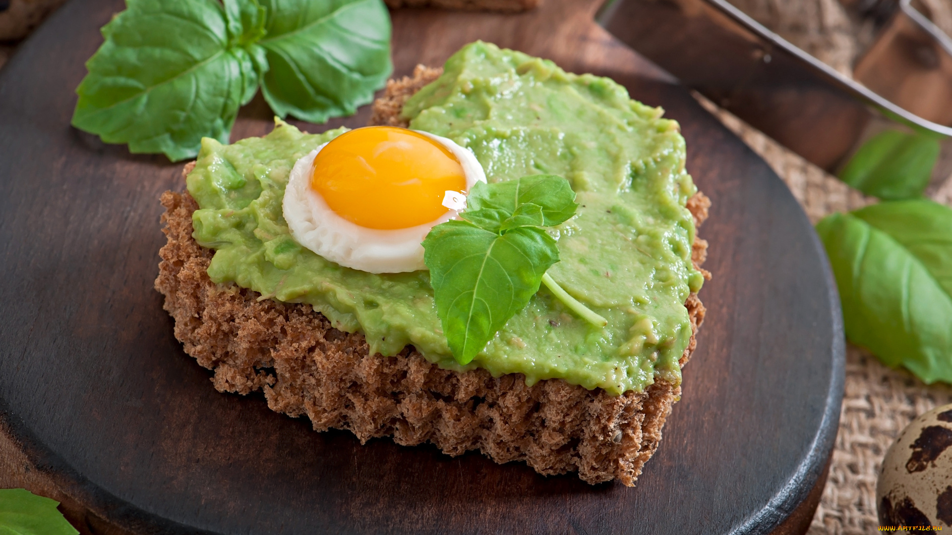 еда, Яичные, блюда, сердце, из, хлеба, с, зеленым, соусом, и, глазуньей