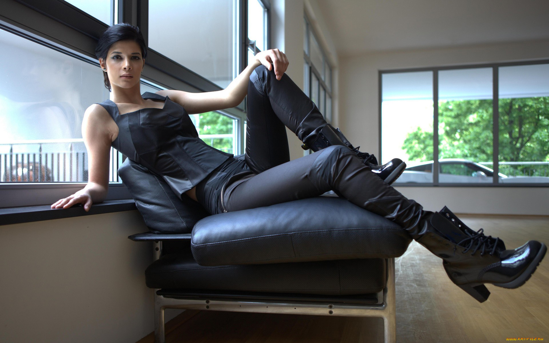 micaela, schaefer, девушки, micaela, schaefer, диван, кожа, причёска, девушка, модель, брюнетка, поза, стройная, взгляд, макияж