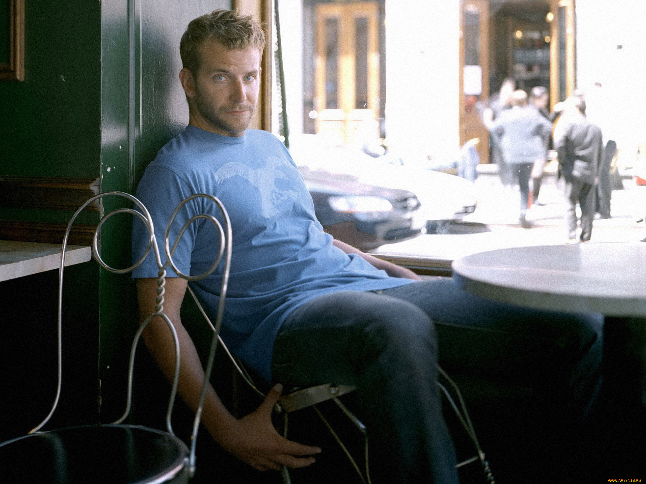 мужчины, bradley, cooper, актер, футболка, окно