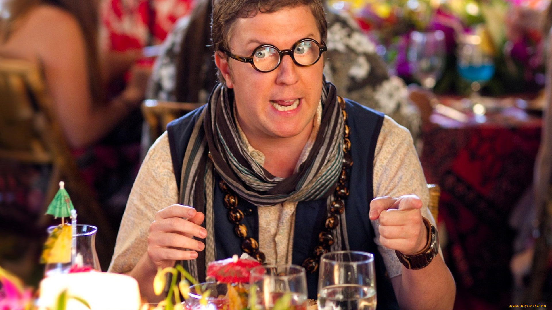 кино, фильмы, just, go, with, it, мужчина, очки, шарф, бусы, кафе, бокалы