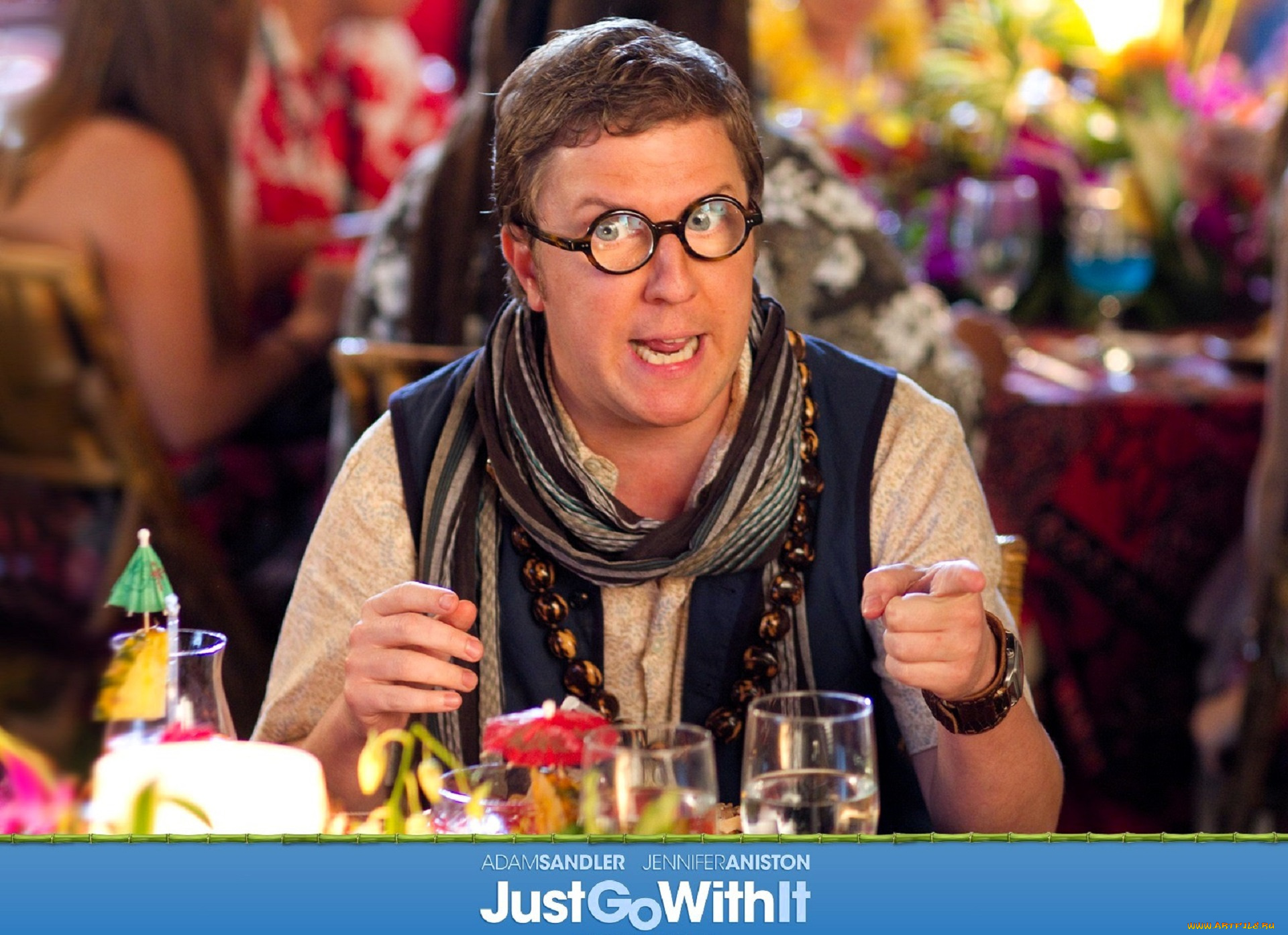 кино, фильмы, just, go, with, it, мужчина, очки, шарф, бусы, кафе, бокалы