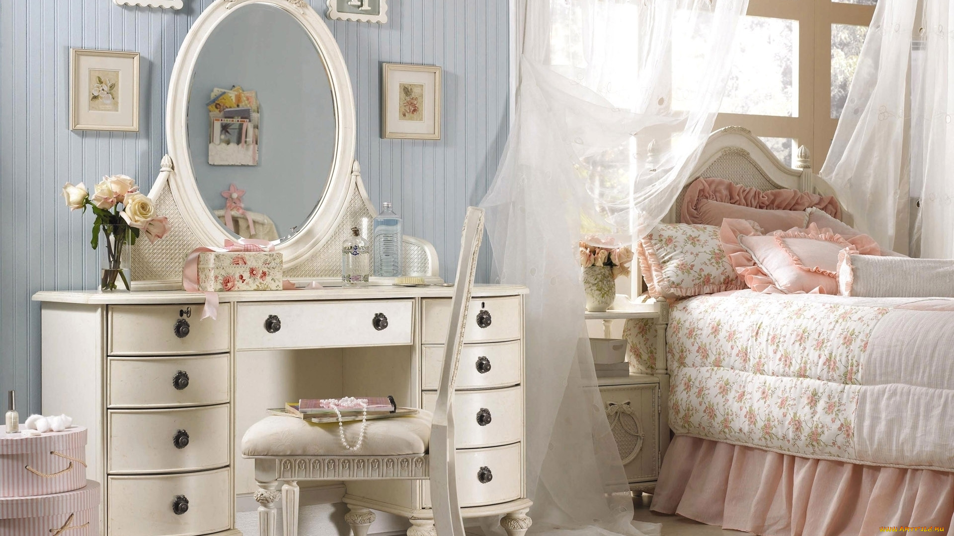 интерьер, спальня, комод, оборки, розовая, подушки, картины, зеркало