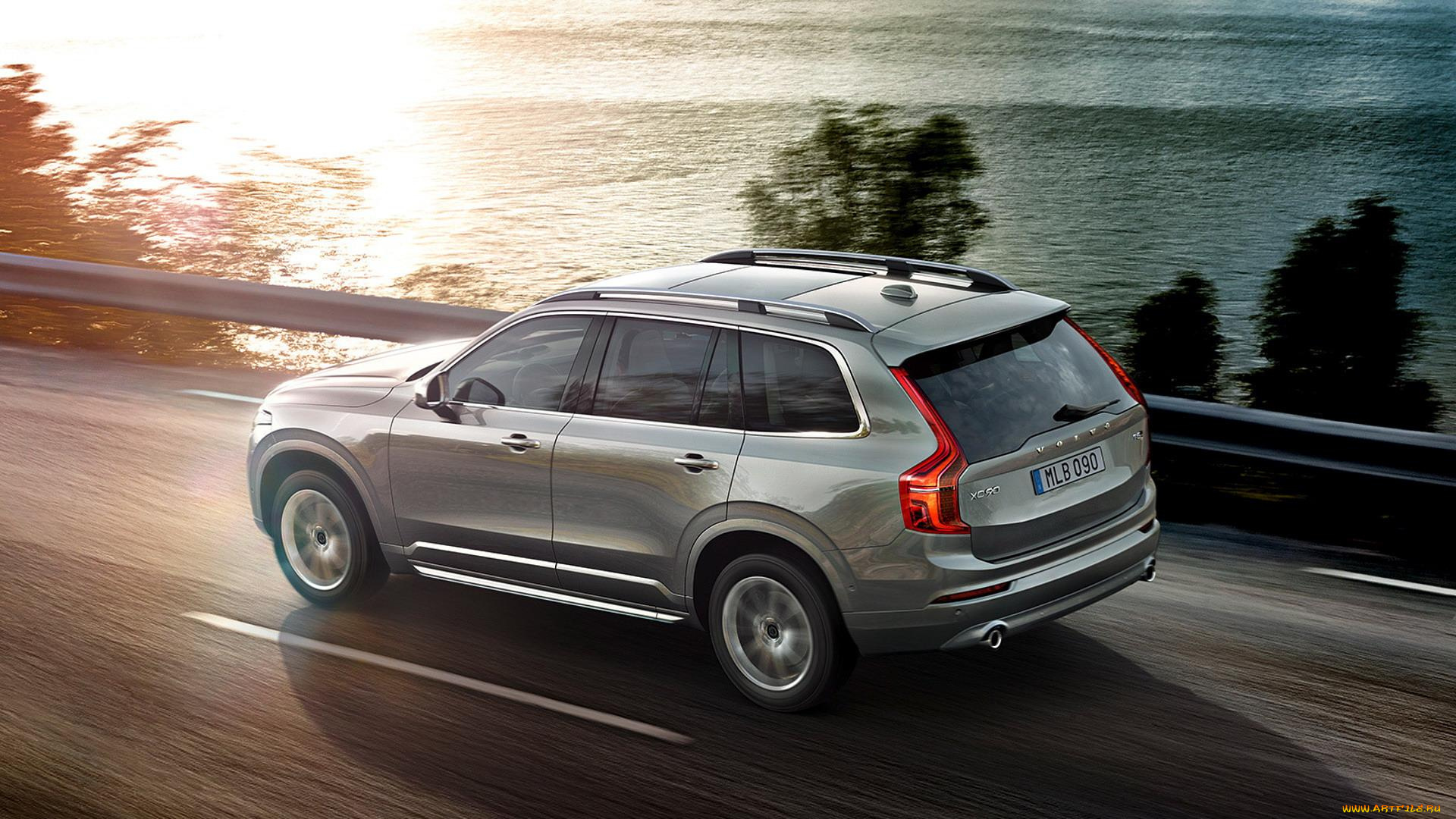 автомобили, volvo, трасса, дорога, скорость, джип, серебристый, море, xc90, вольво, шоссе, деревья