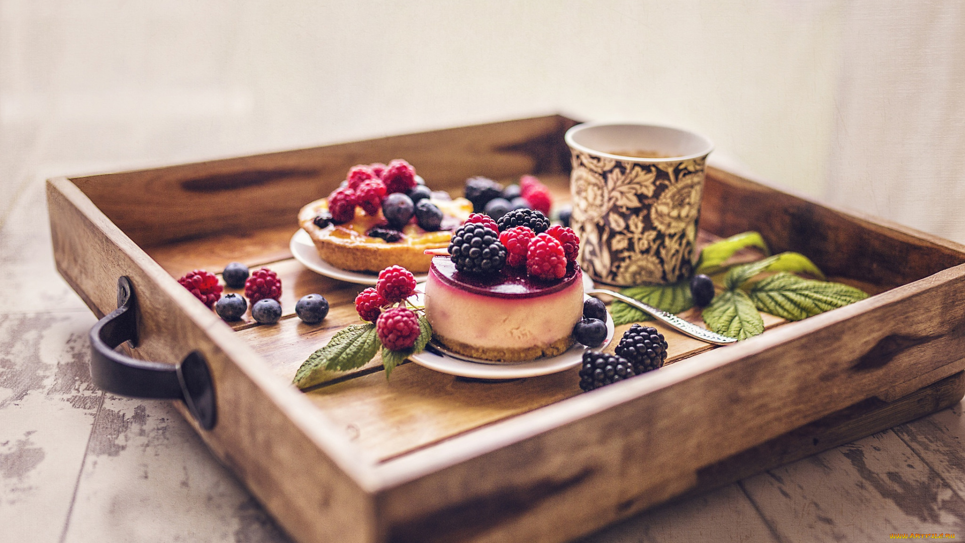 еда, пирожные, , кексы, , печенье, пирожное, кофе, кружка, ягоды, поднос