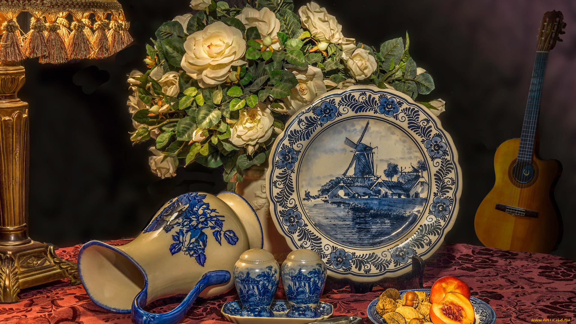 разное, посуда, , столовые, приборы, , кухонная, утварь, орехи, тарелка, персики, лампа, розы, цветы, кувшин, укулеле, букет, стиль, натюрморт