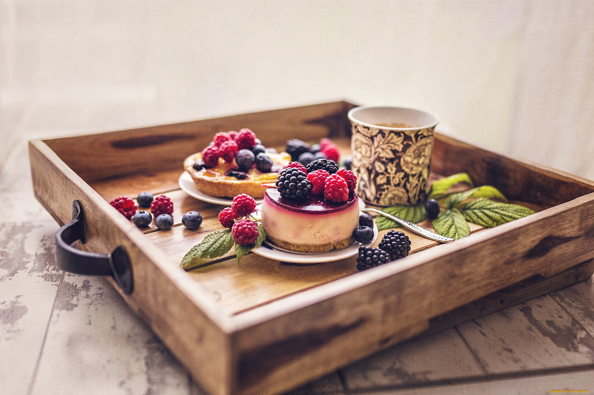 еда, пирожные, , кексы, , печенье, пирожное, кофе, кружка, ягоды, поднос