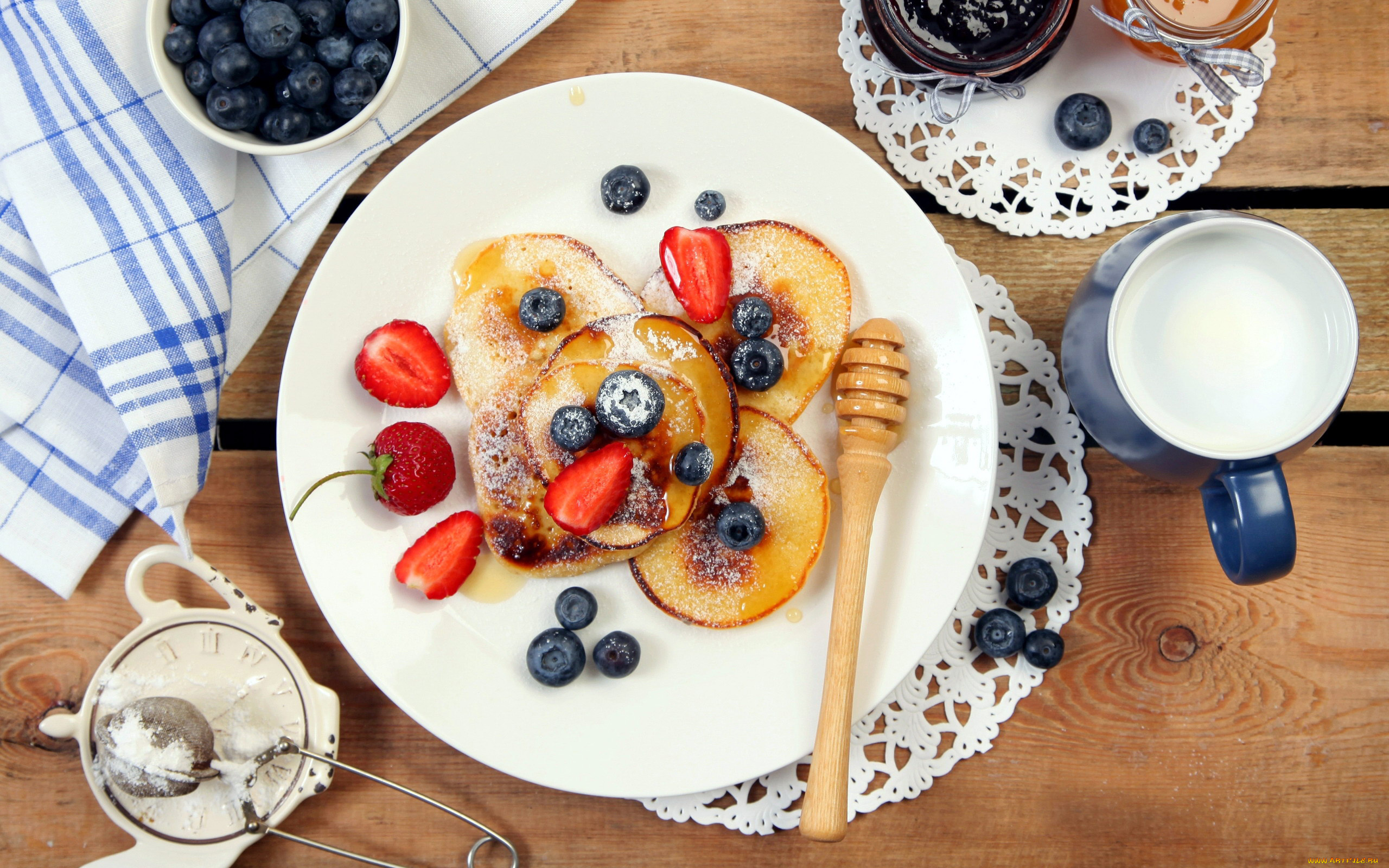 еда, блины, , оладьи, молоко, ягоды, оладьи, джем