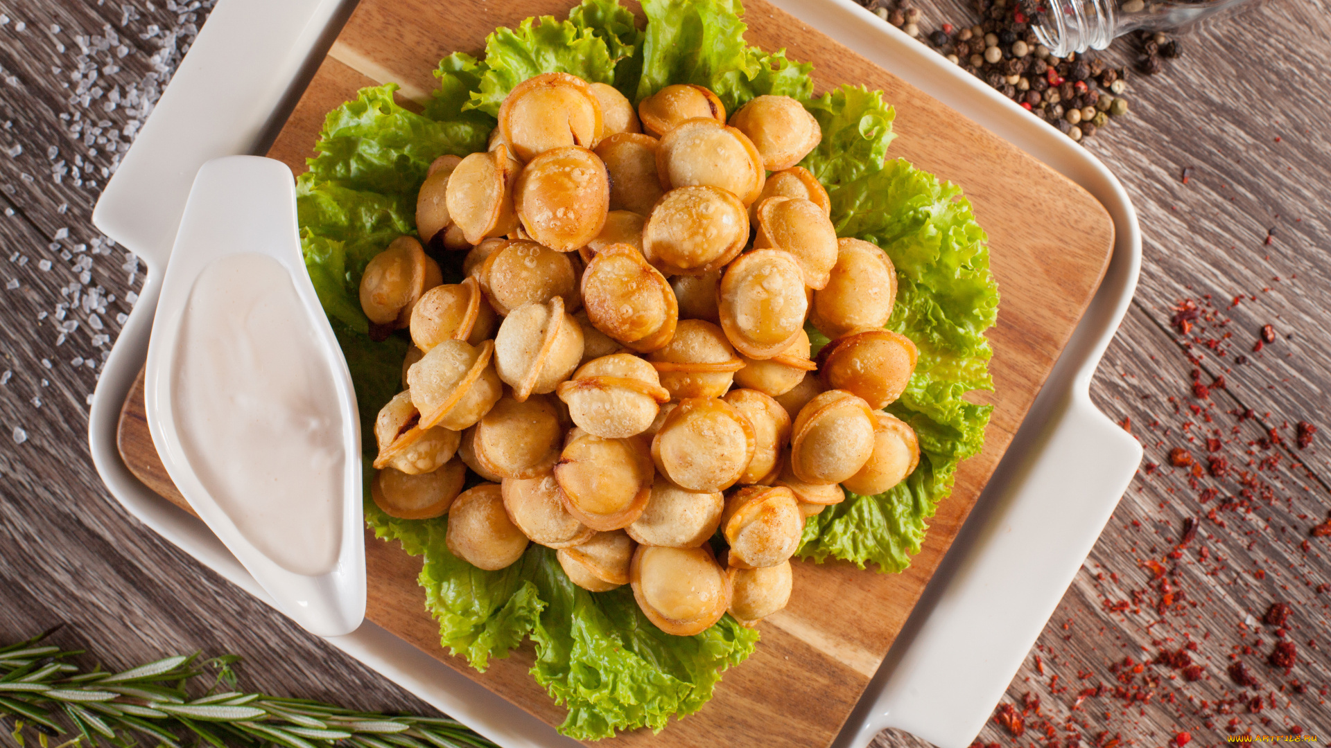 еда, пельмени, , манты, , вареники, с, соусом, и, листьями, салата, лежат, на, разделочной, доске