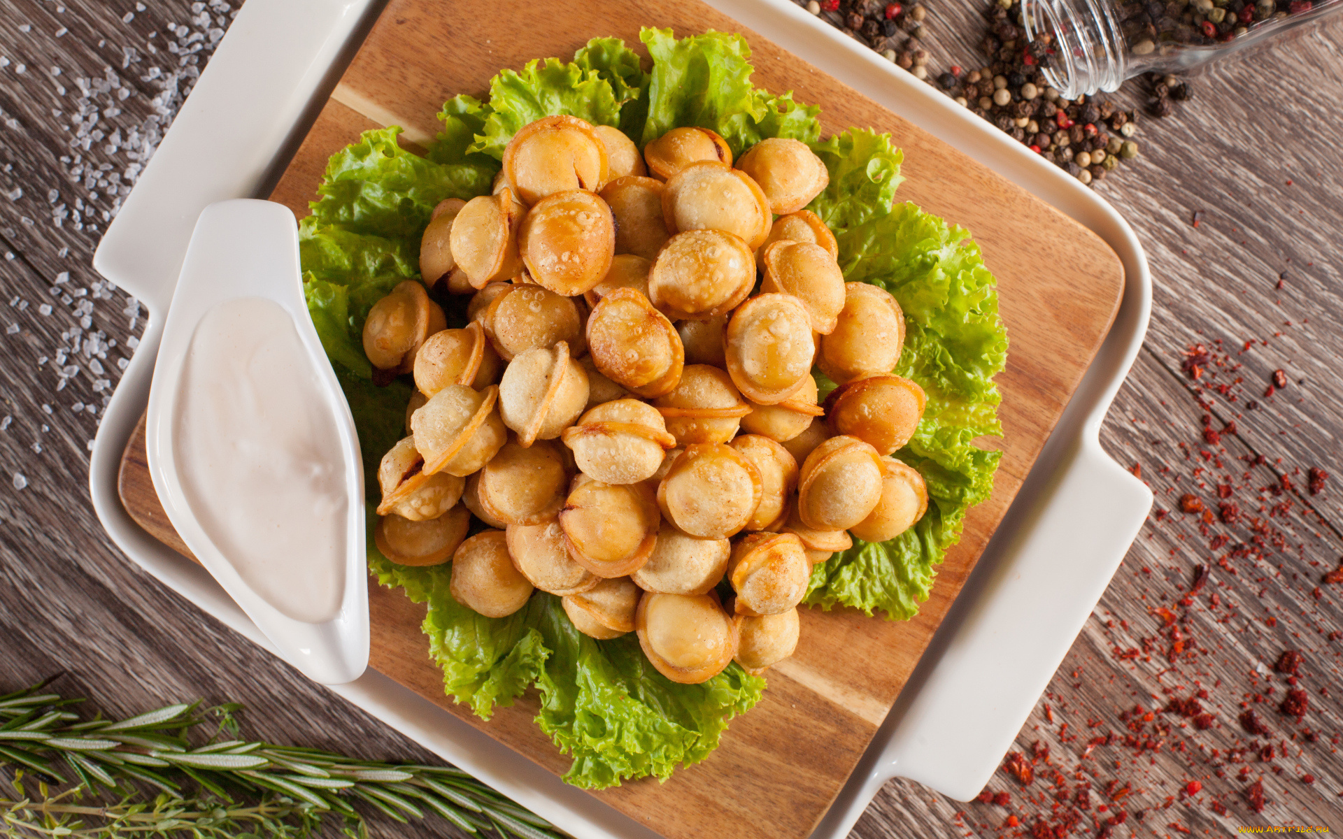 еда, пельмени, , манты, , вареники, с, соусом, и, листьями, салата, лежат, на, разделочной, доске