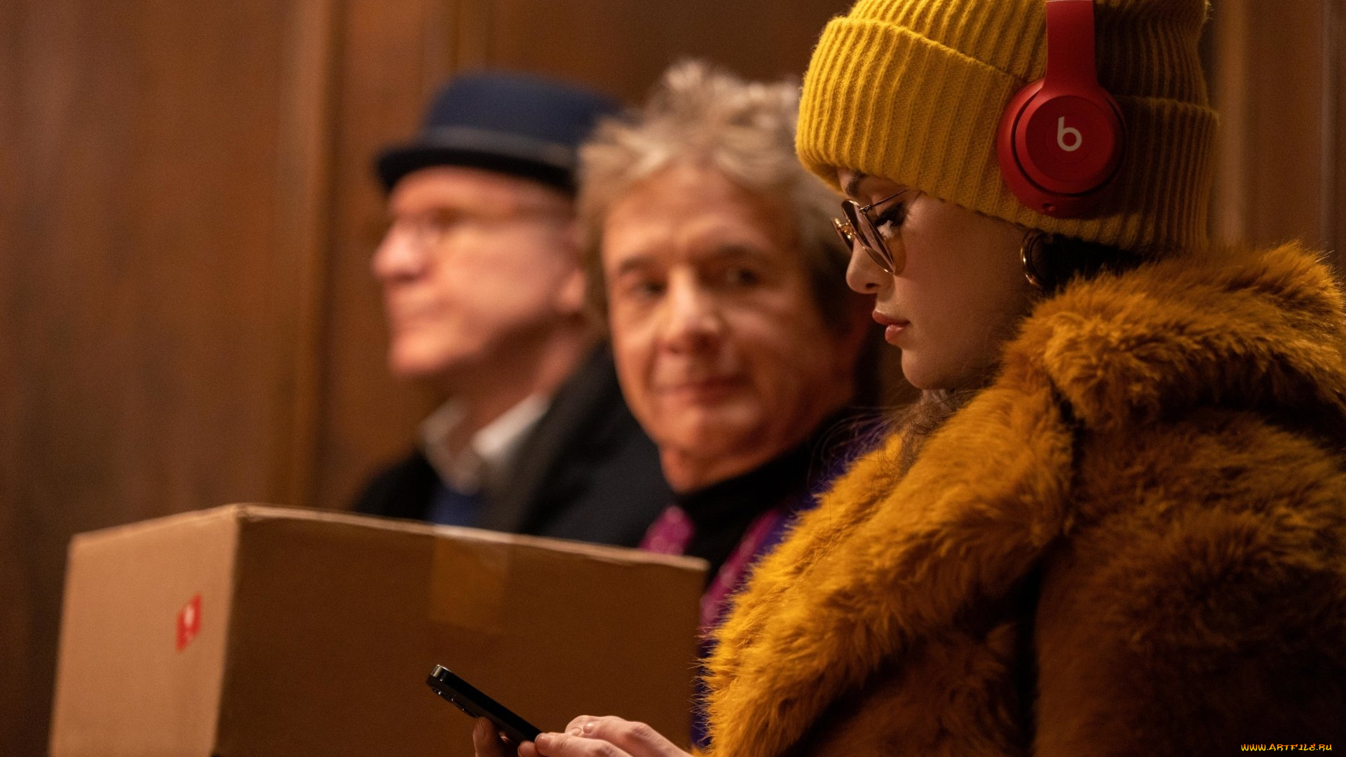 кино, фильмы, only, murders, in, the, building, , сериал, девушка, шапка, наушники, телефон, шуба, мужчины, коробка, лифт