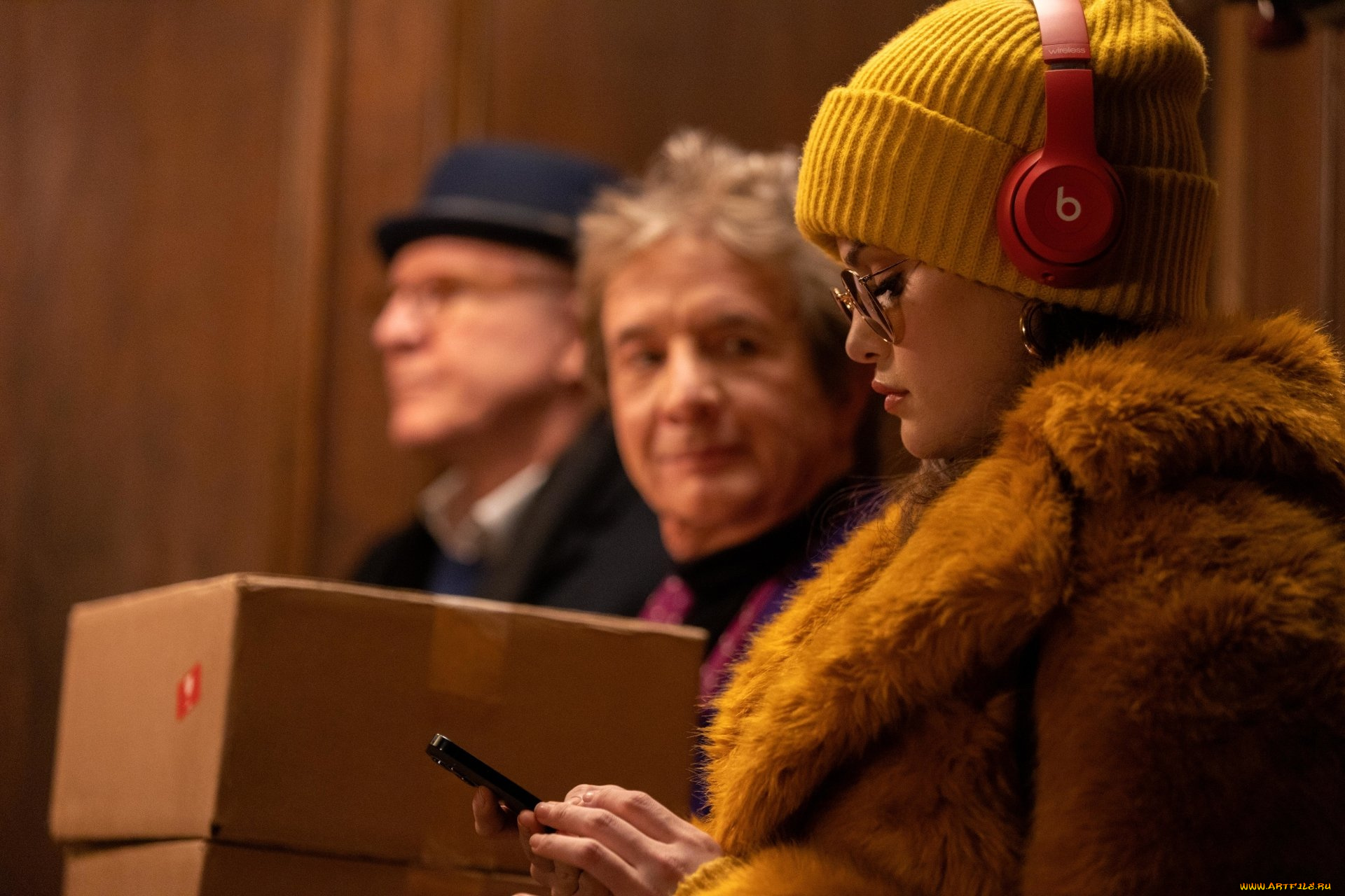 кино, фильмы, only, murders, in, the, building, , сериал, девушка, шапка, наушники, телефон, шуба, мужчины, коробка, лифт