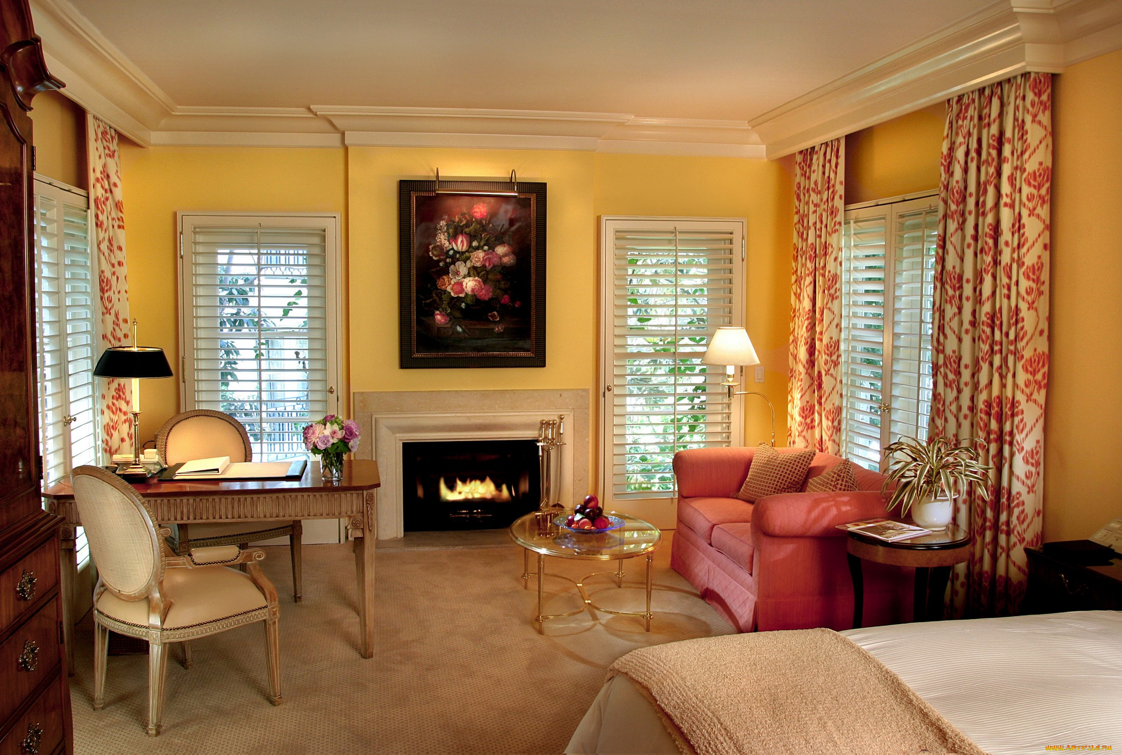 интерьер, спальня, светильники, картина, стол, стулья, шторы, камин