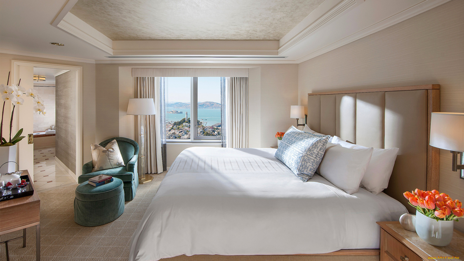 интерьер, спальня, дизайн, стиль, бежевый, светлый, белый, комната, кровать, подушки, столики, цветы, тюльпаны, кресло, лампы, окно