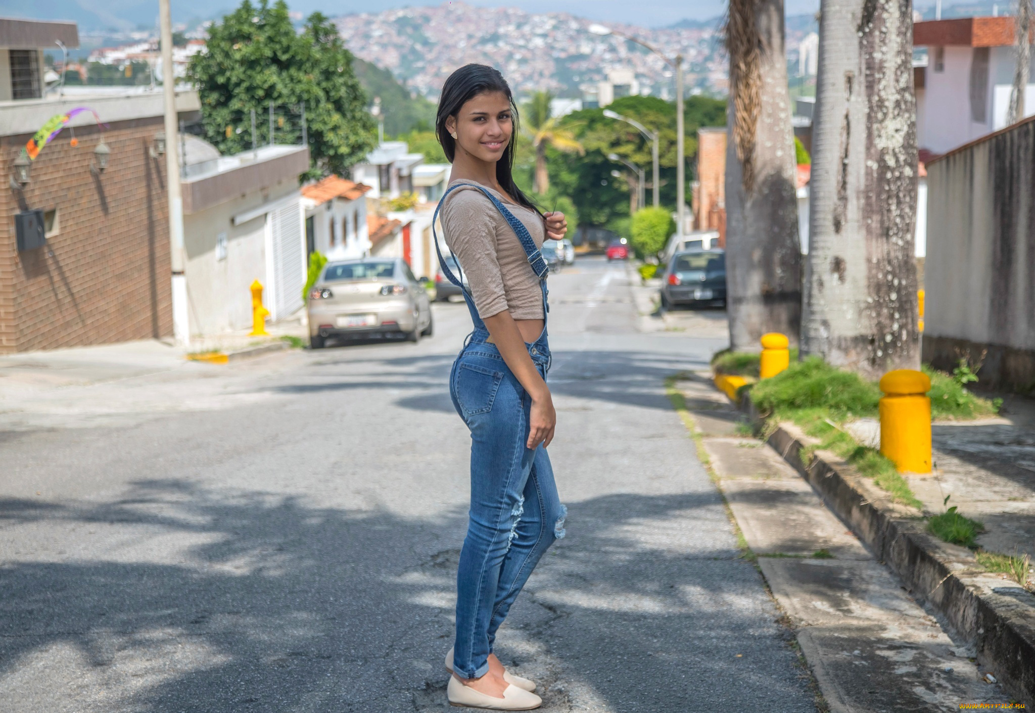 denisse, gomez, девушки, взгляд, макияж, улица, джинсы, комбинезон, denisse, gomez, поза, брюнетка, красотка, девушка