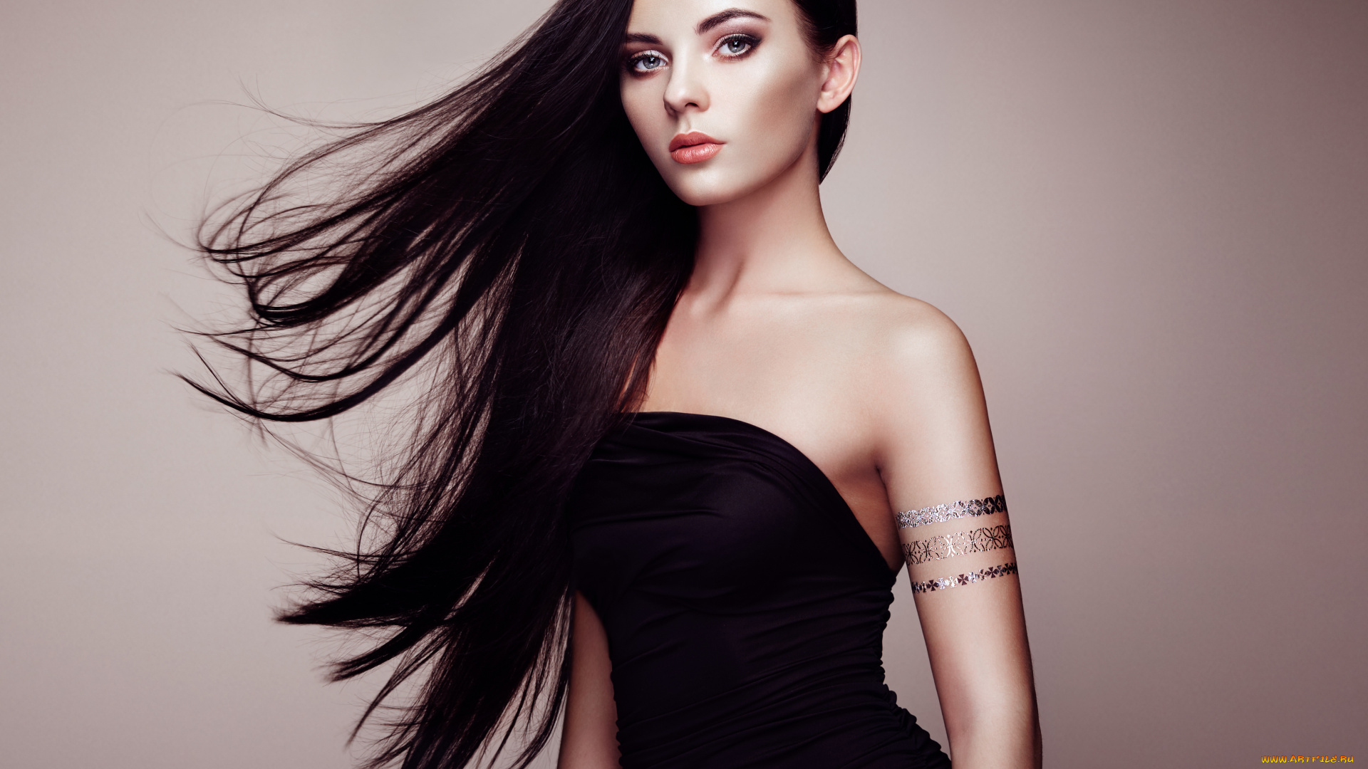 девушки, -, брюнетки, , шатенки, черные, волосы, платье, руки, в, воздухе