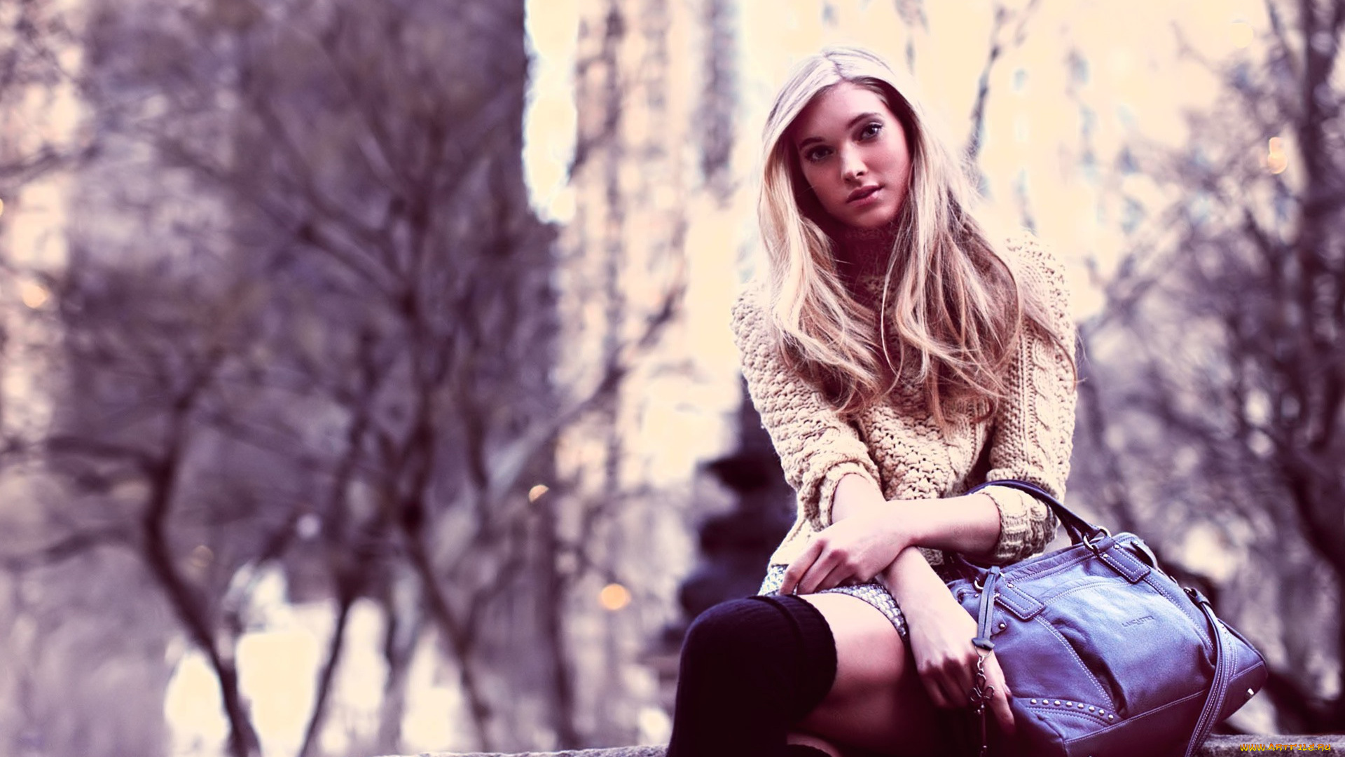 девушки, elsa, hosk, блондинка, свитер, чулки, сумка, деревья