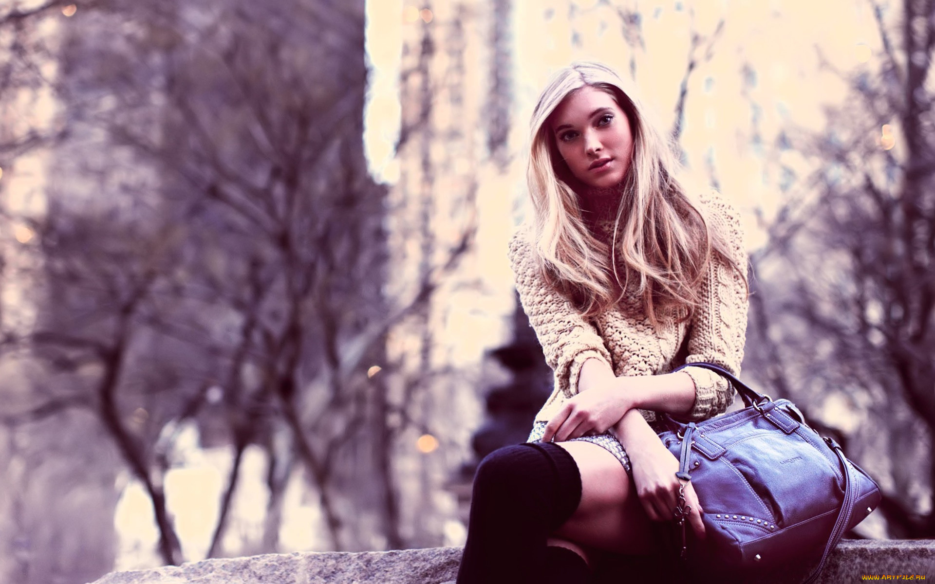 девушки, elsa, hosk, блондинка, свитер, чулки, сумка, деревья